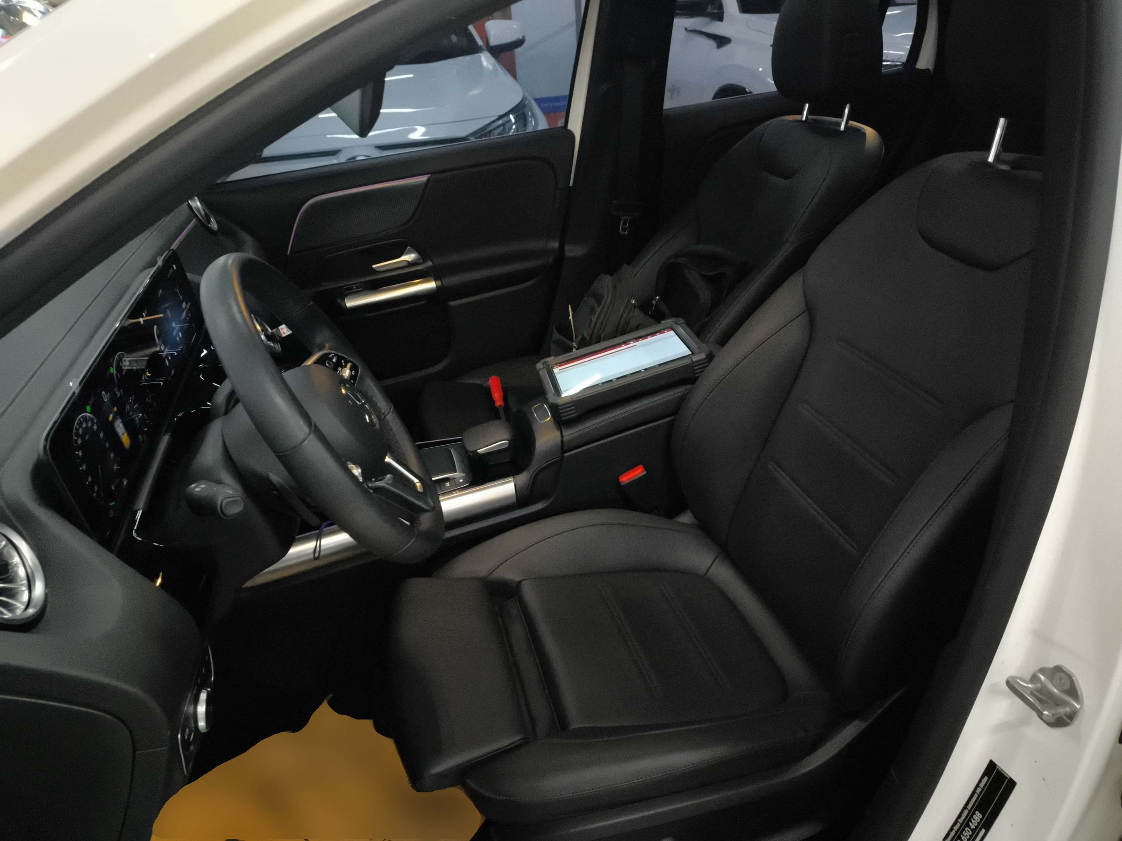 المقاعد الأمامية داخل السيارة