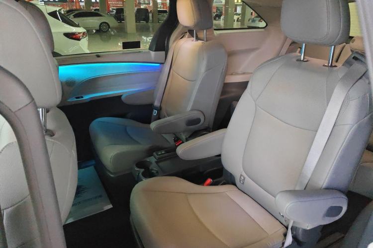 Used Toyota Granvia 2022 2.5L Hybrid Premium Edition
