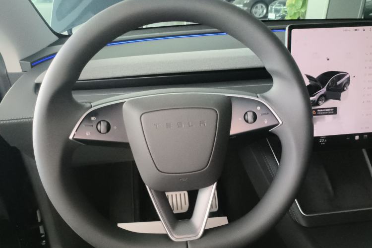 Used Tesla Model Y 2025 Long-Range All-Wheel-Drive Version
