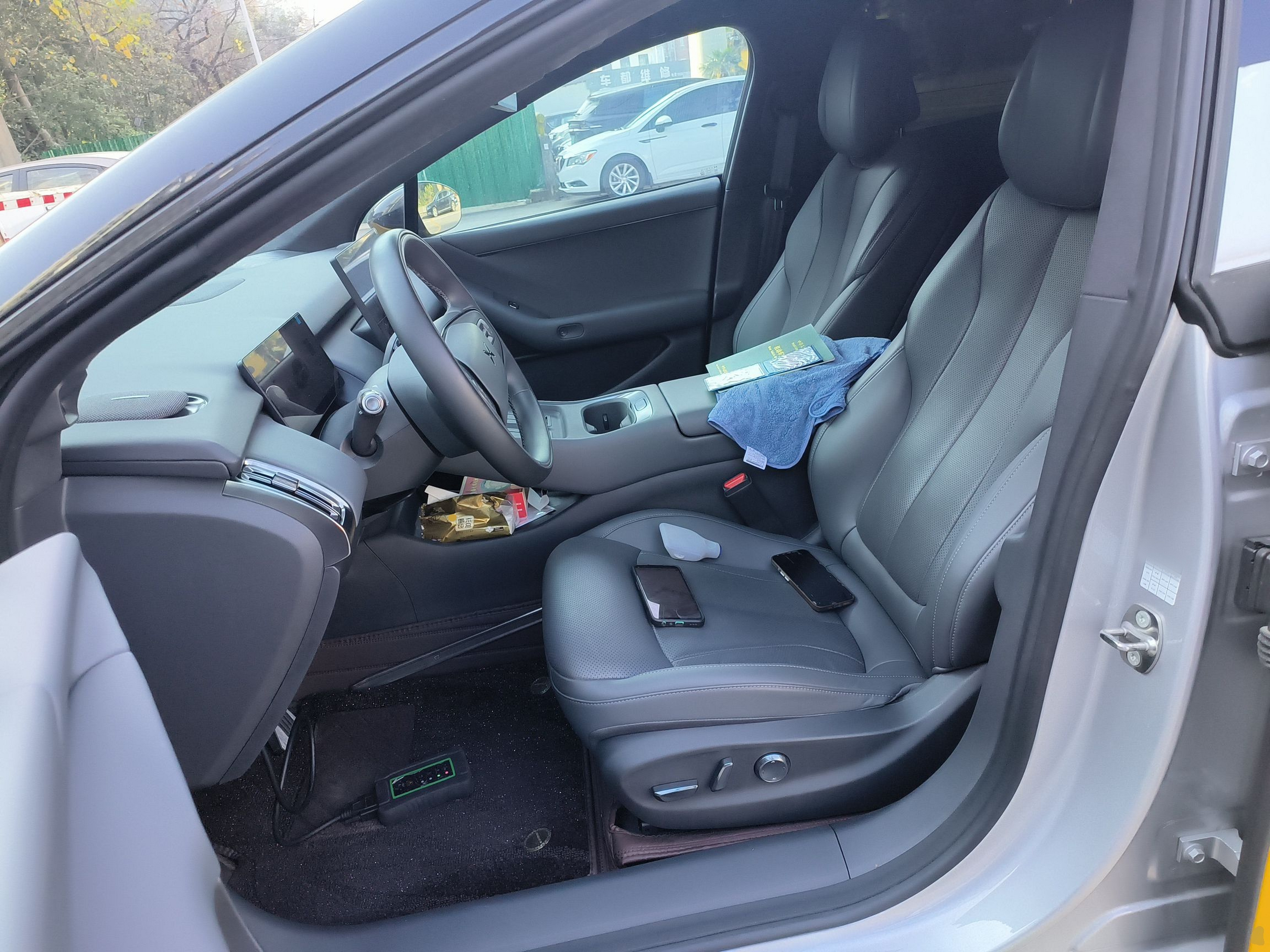 المقاعد الأمامية داخل السيارة