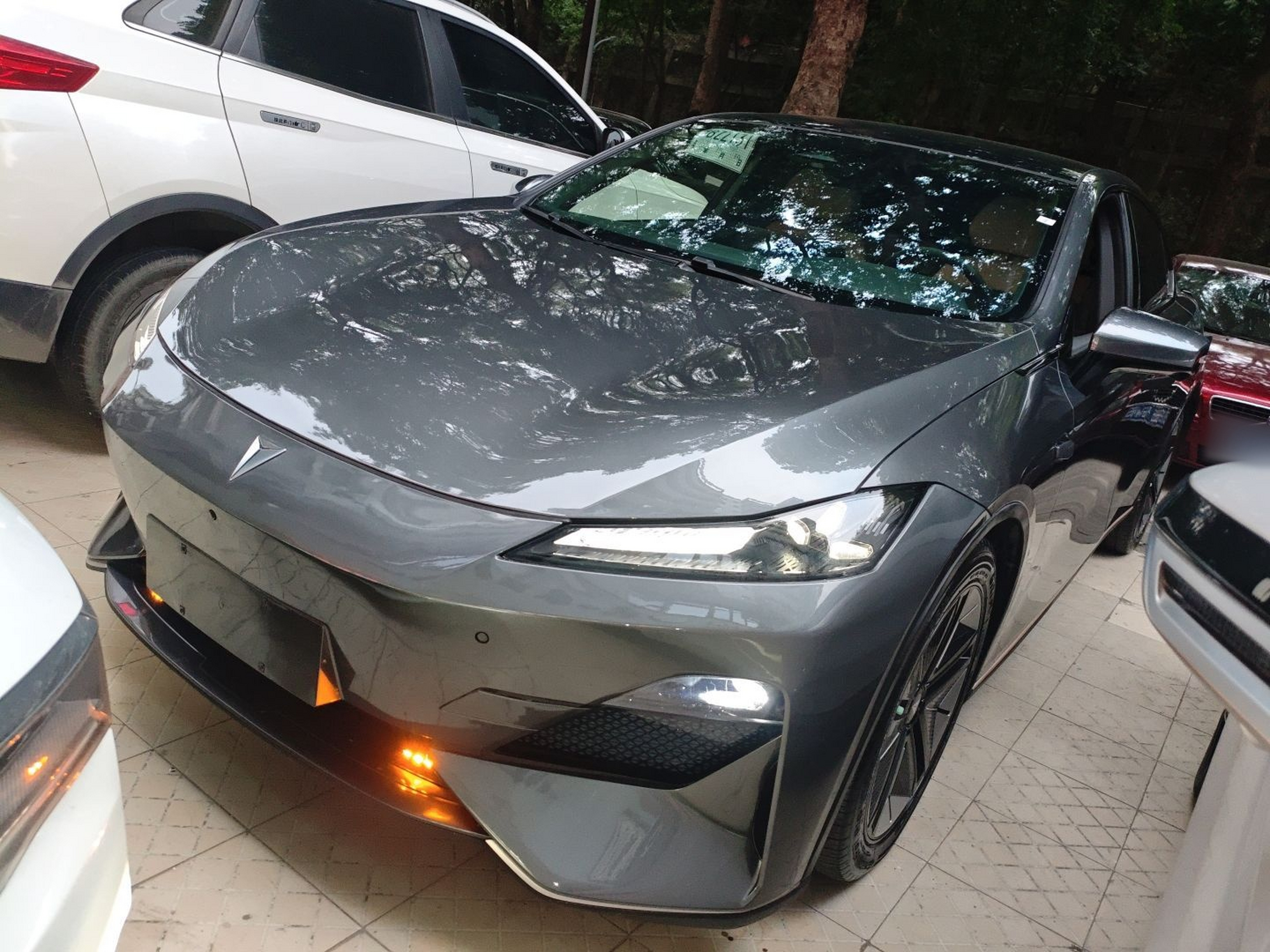 تحت مقدمة السيارة