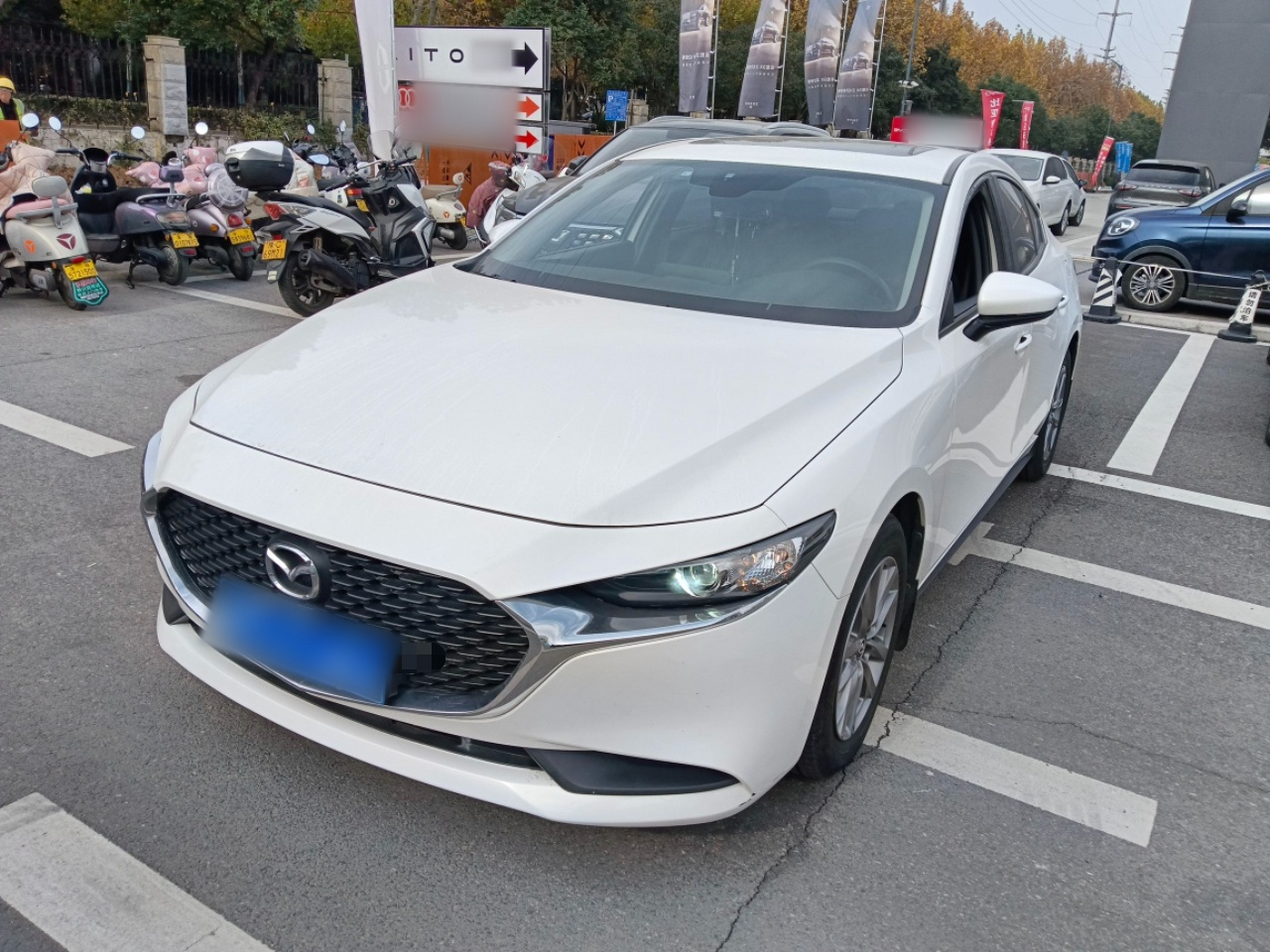 Под передней частью автомобиля