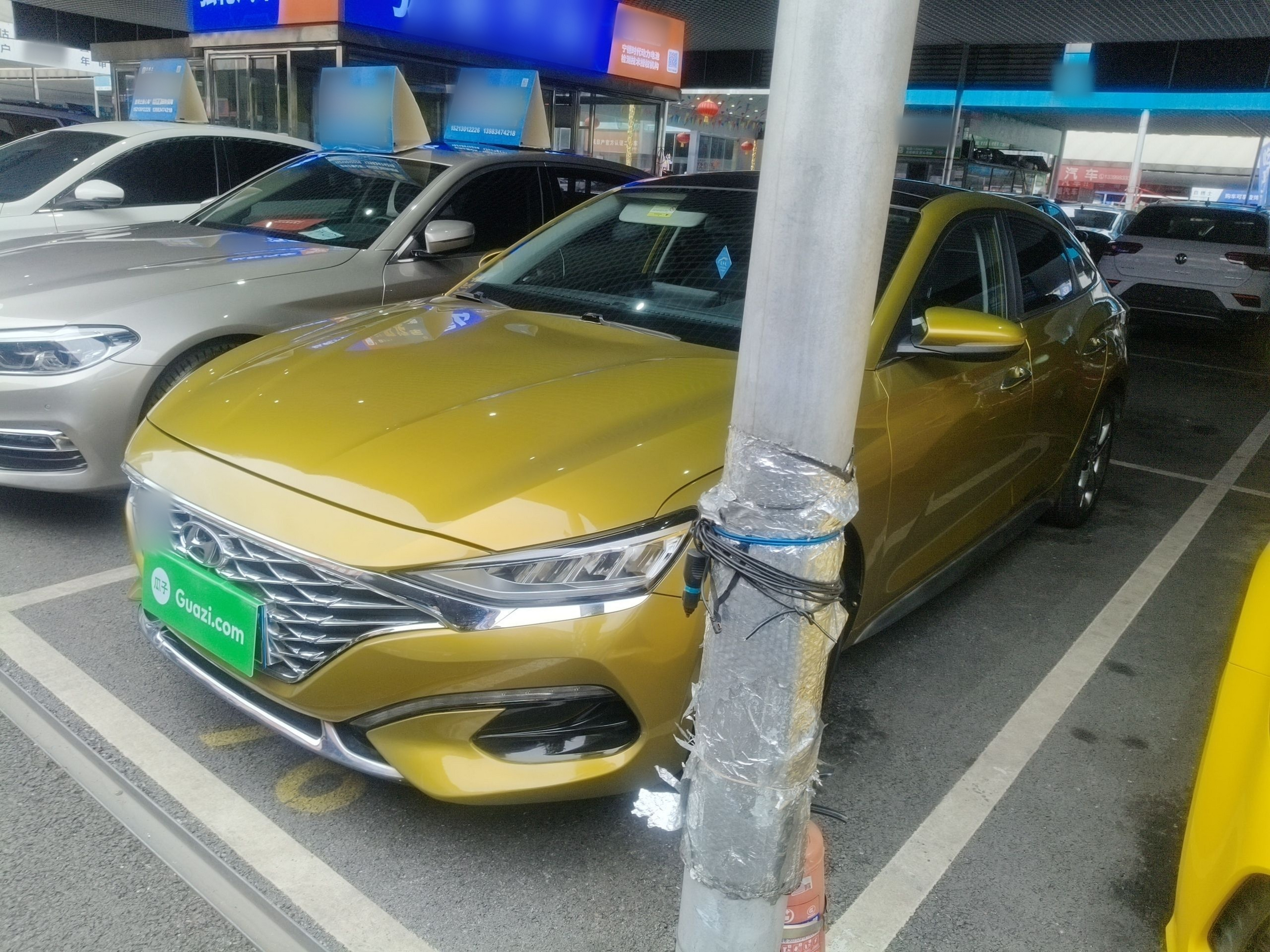 تحت مقدمة السيارة