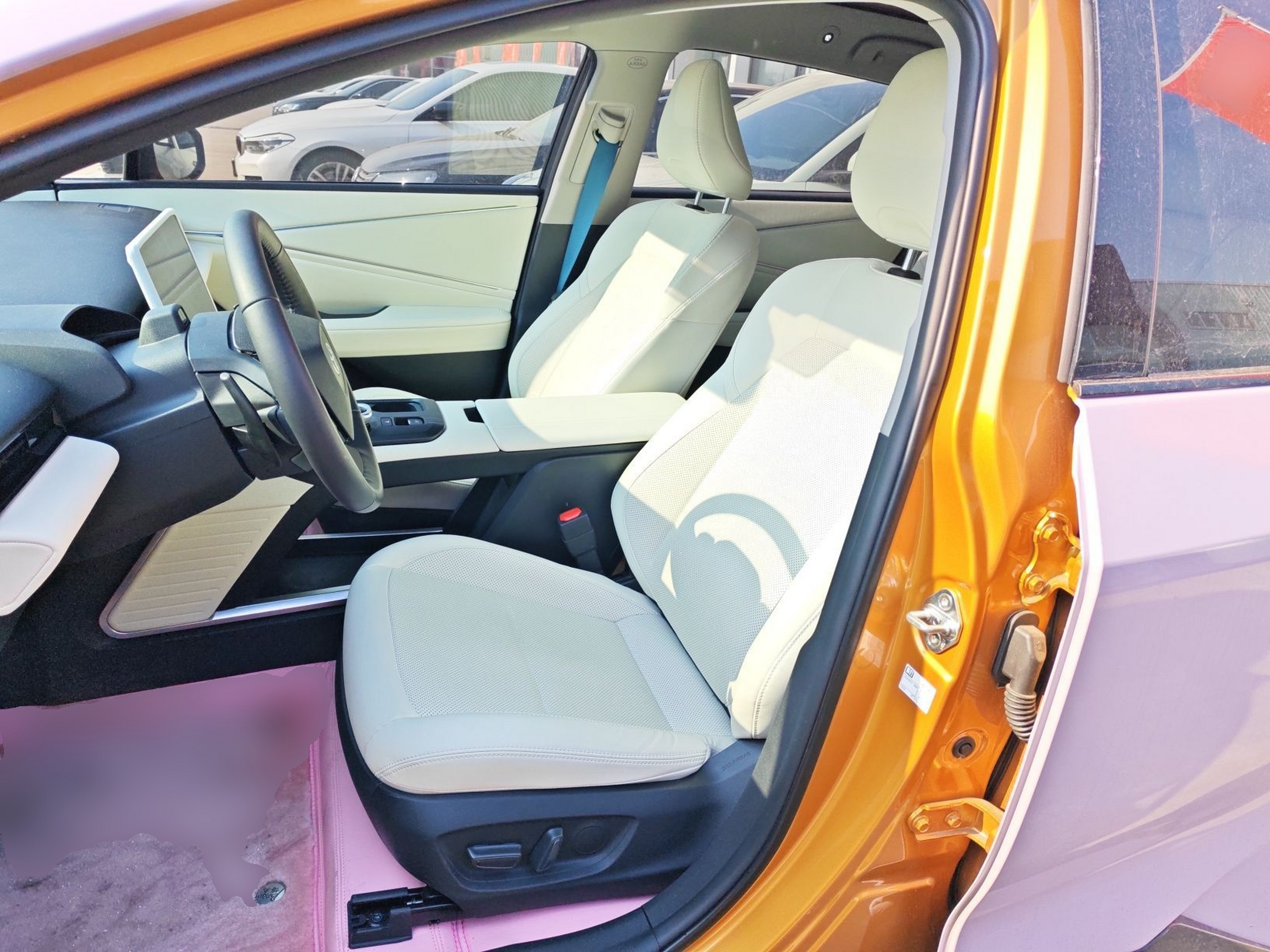 Переднее сиденье в автомобиле