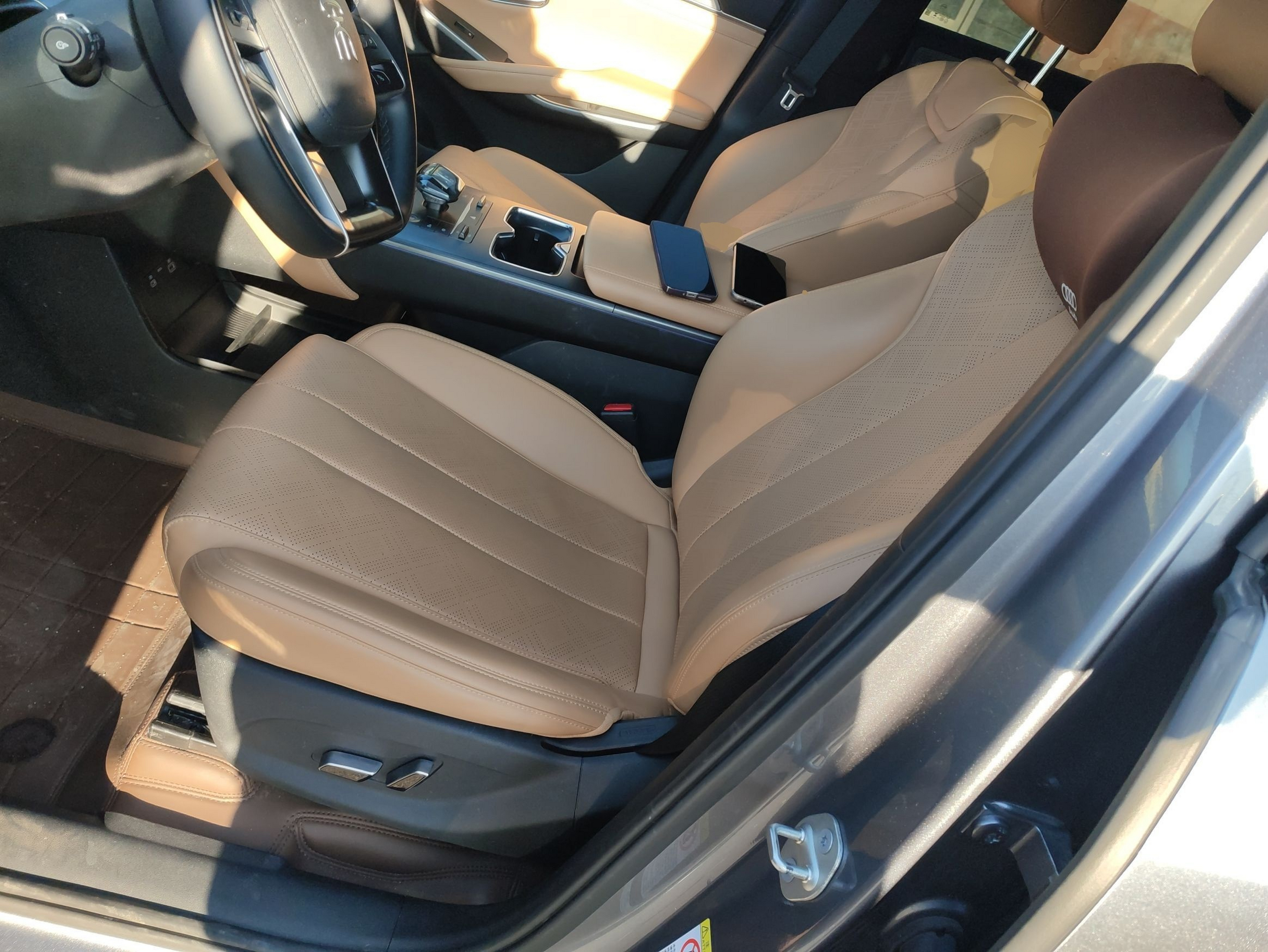 المقاعد الأمامية داخل السيارة