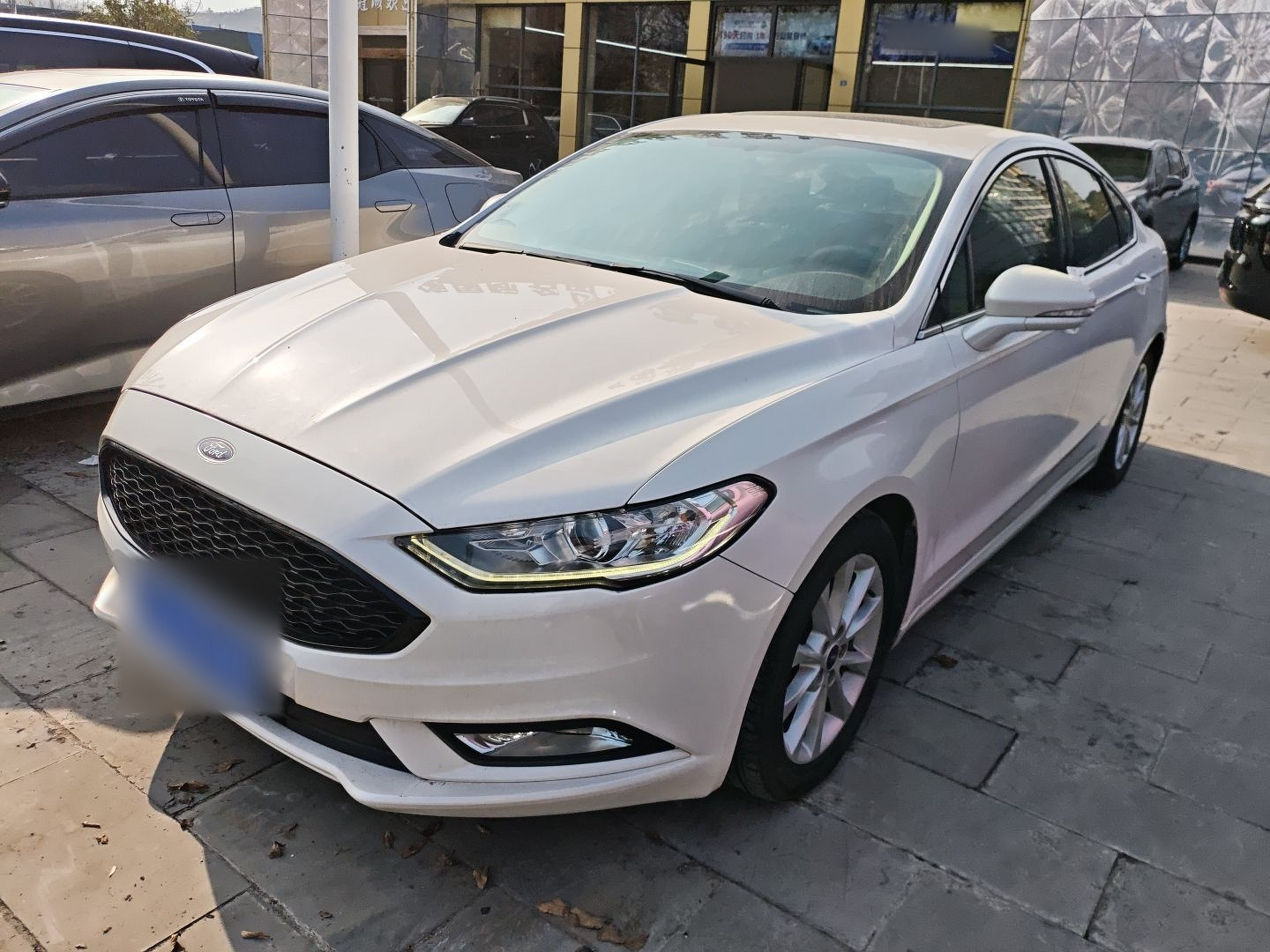 Под передней частью автомобиля