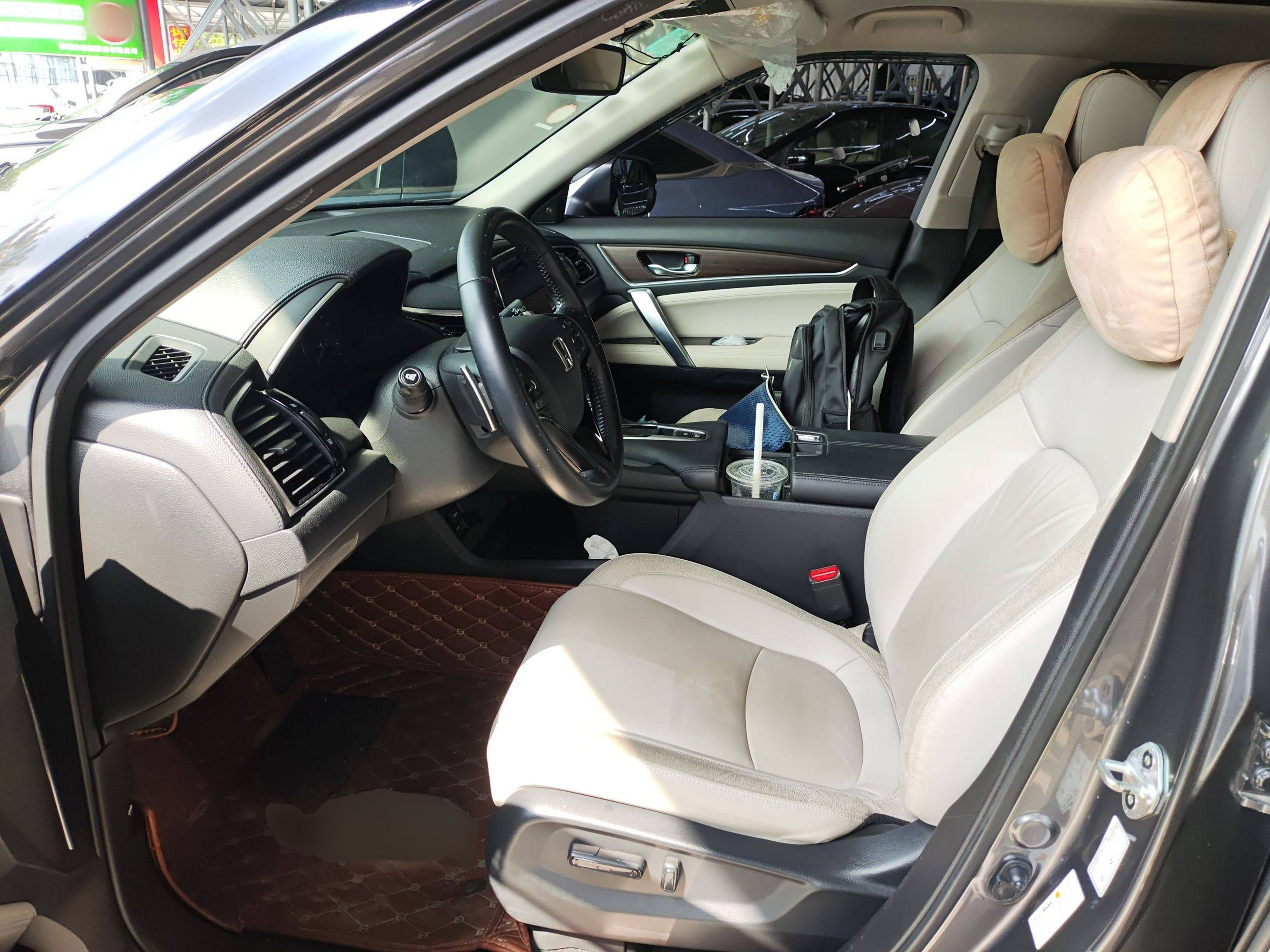 المقاعد الأمامية داخل السيارة