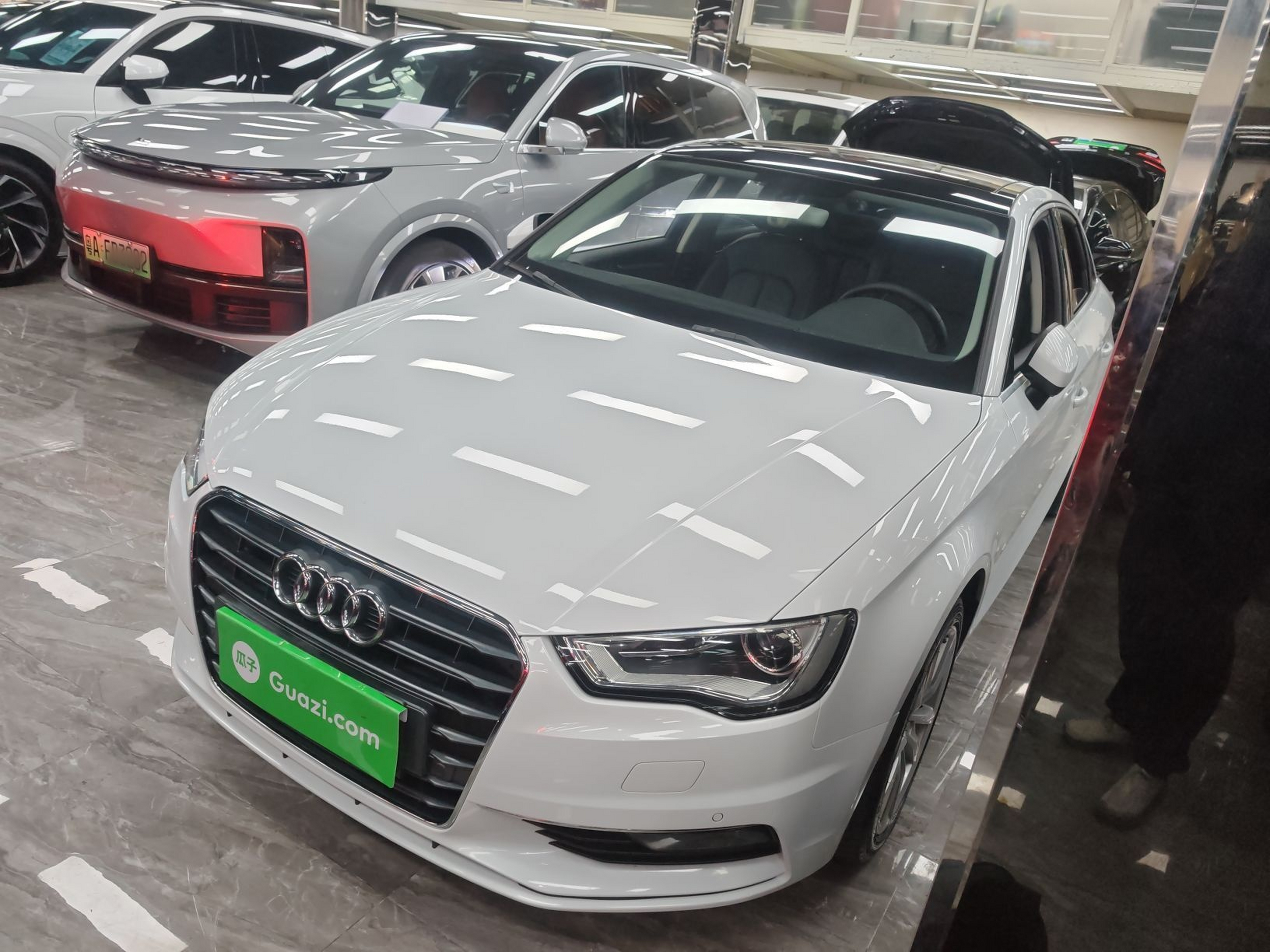 تحت مقدمة السيارة