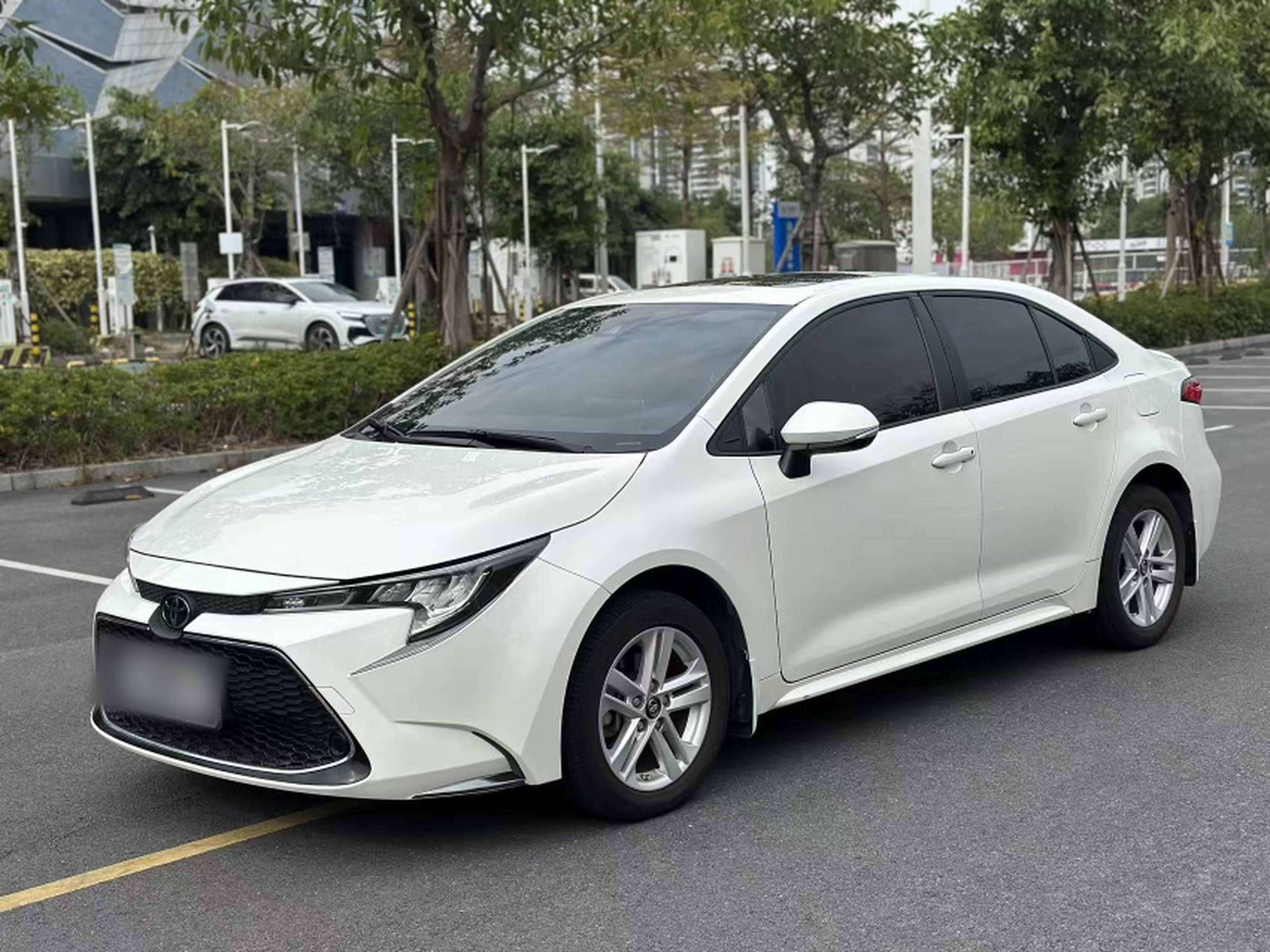 Под передней частью автомобиля