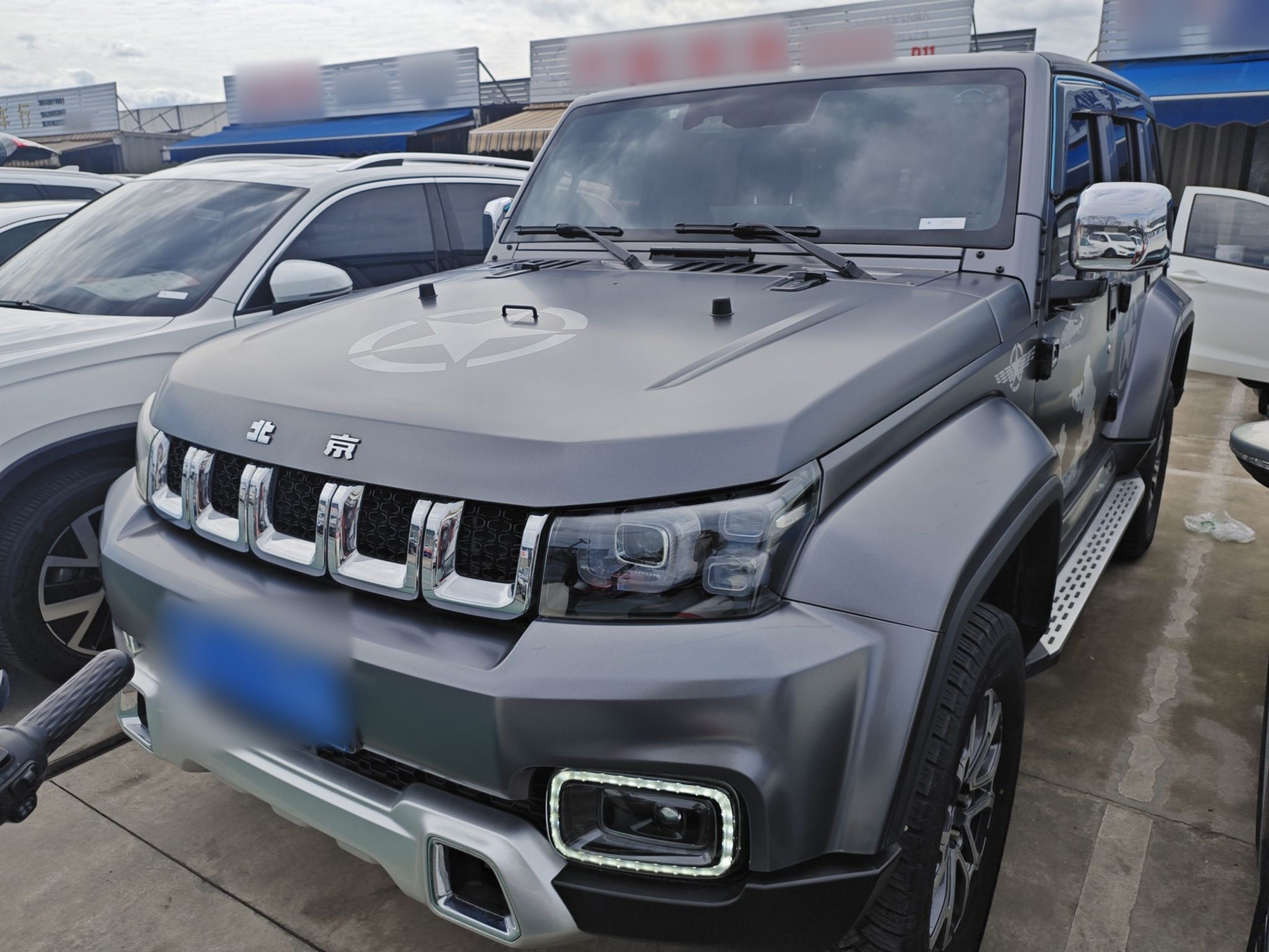 Под передней частью автомобиля