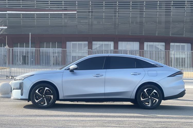 Used  L6 2025 EM-i 140km Starship Edition
