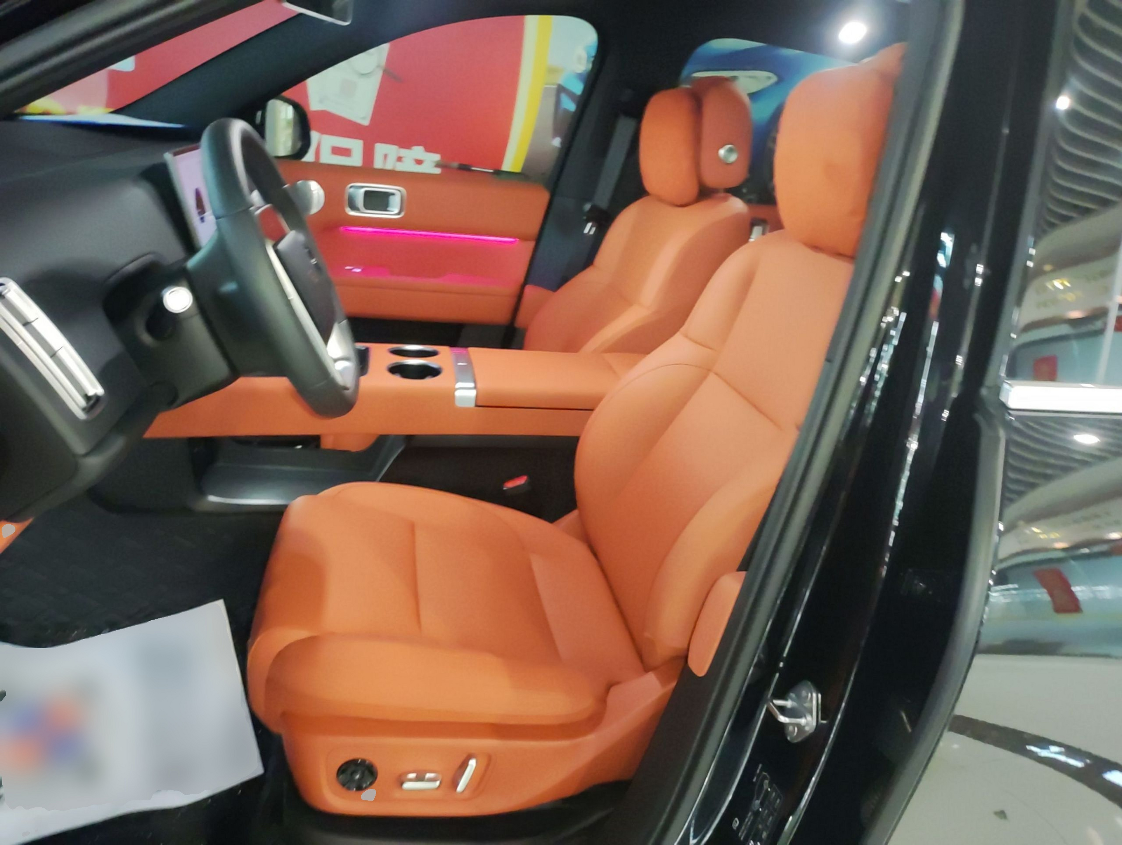 المقاعد الأمامية داخل السيارة