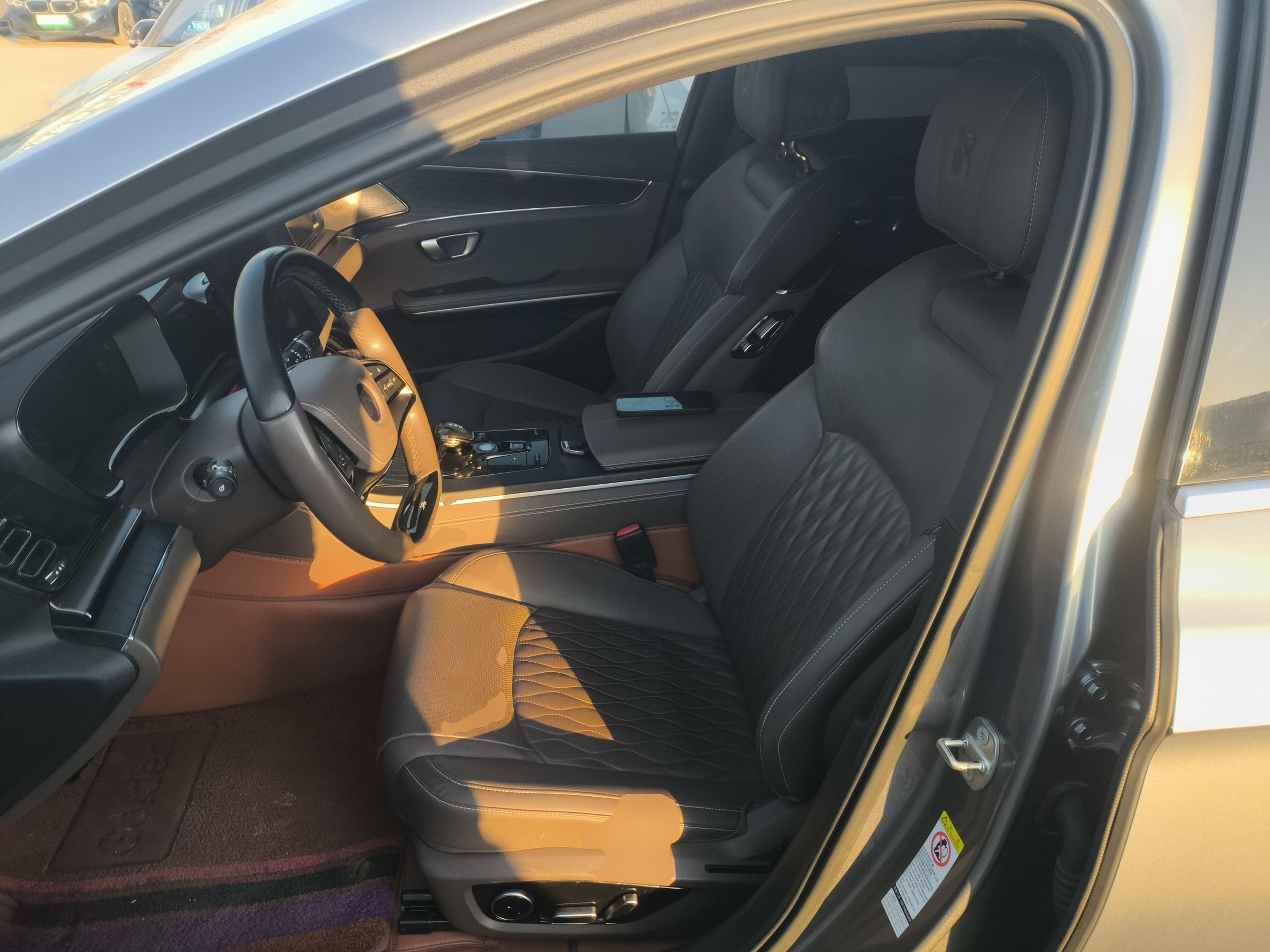 المقاعد الأمامية داخل السيارة