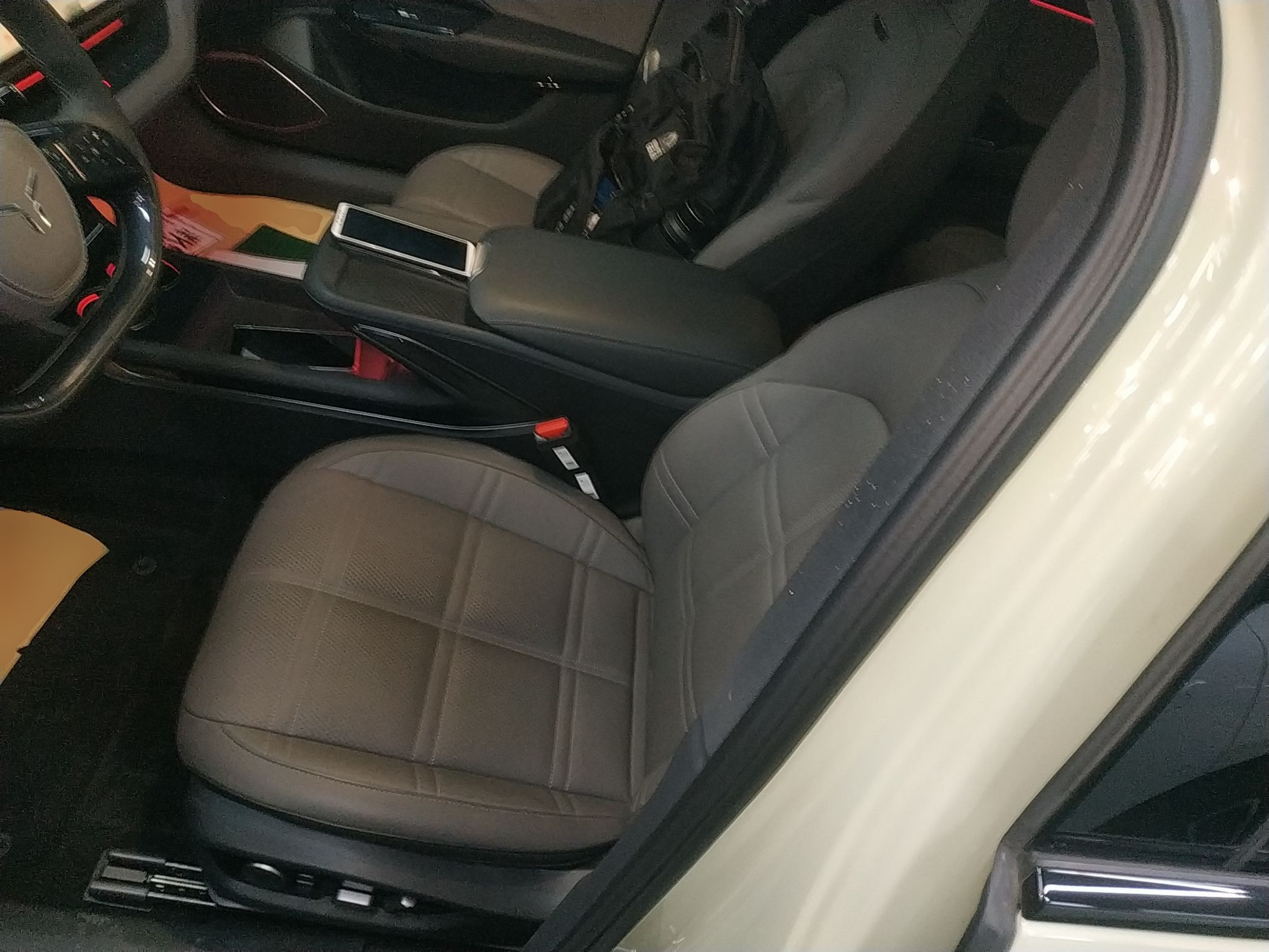 Переднее сиденье в автомобиле