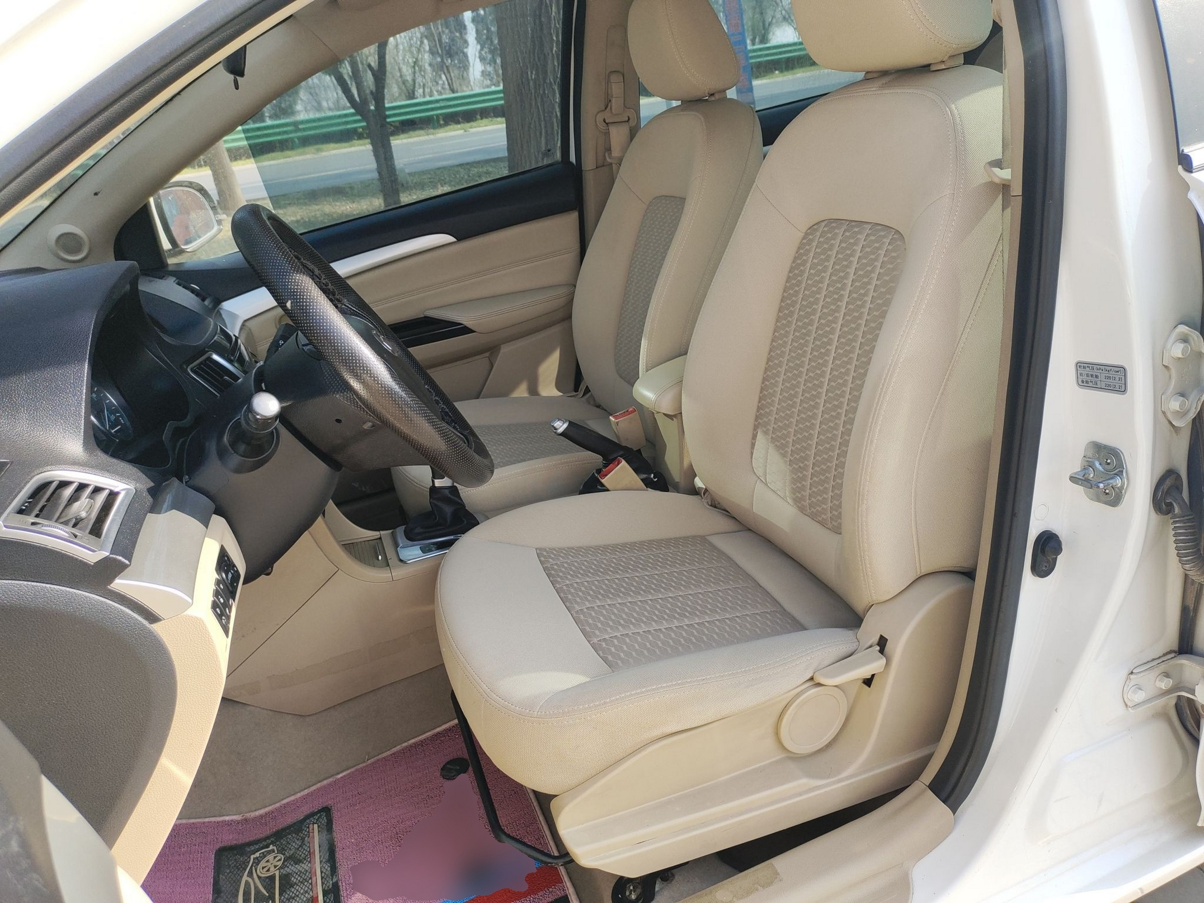 Переднее сиденье в автомобиле