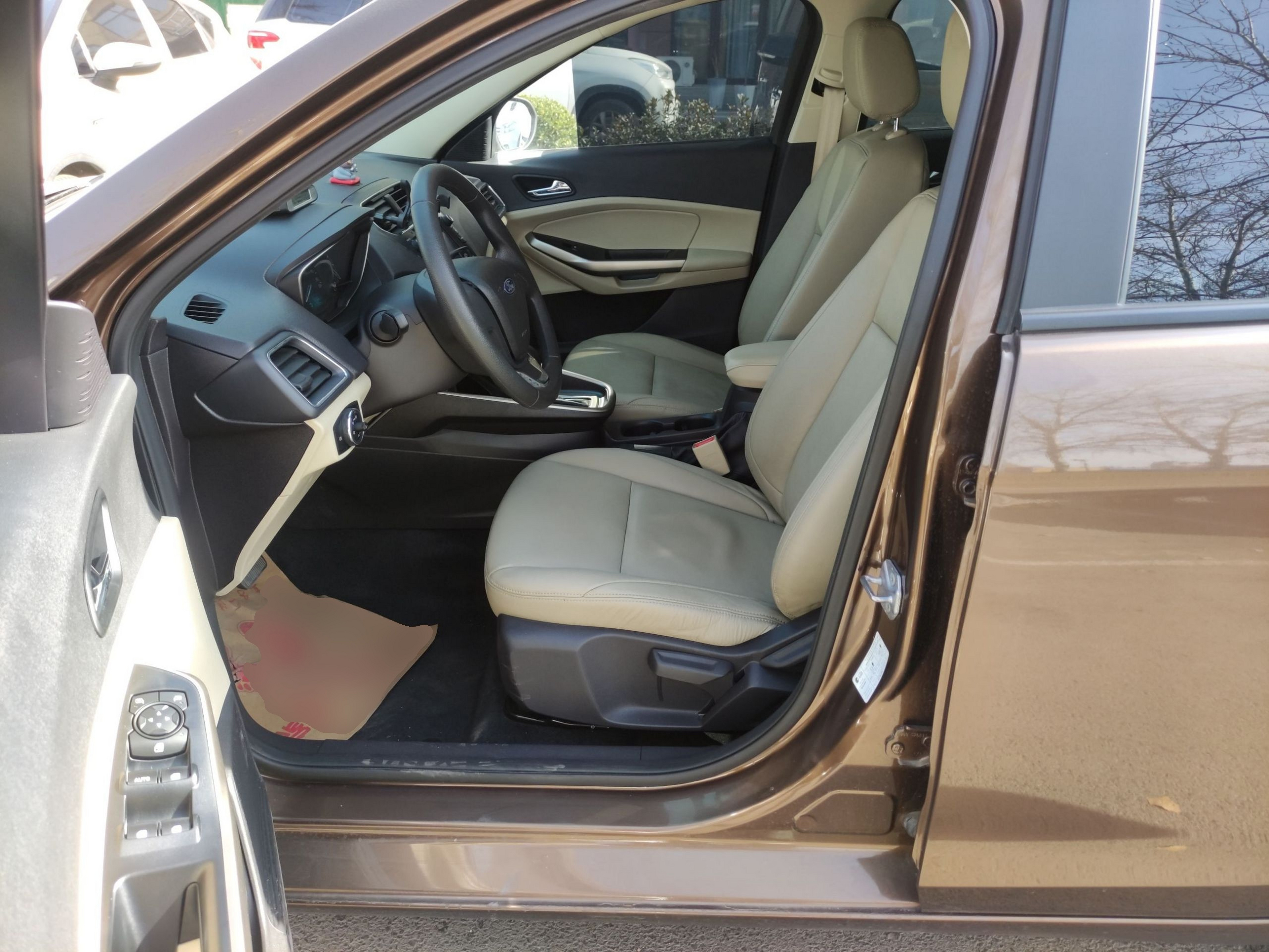 Переднее сиденье в автомобиле