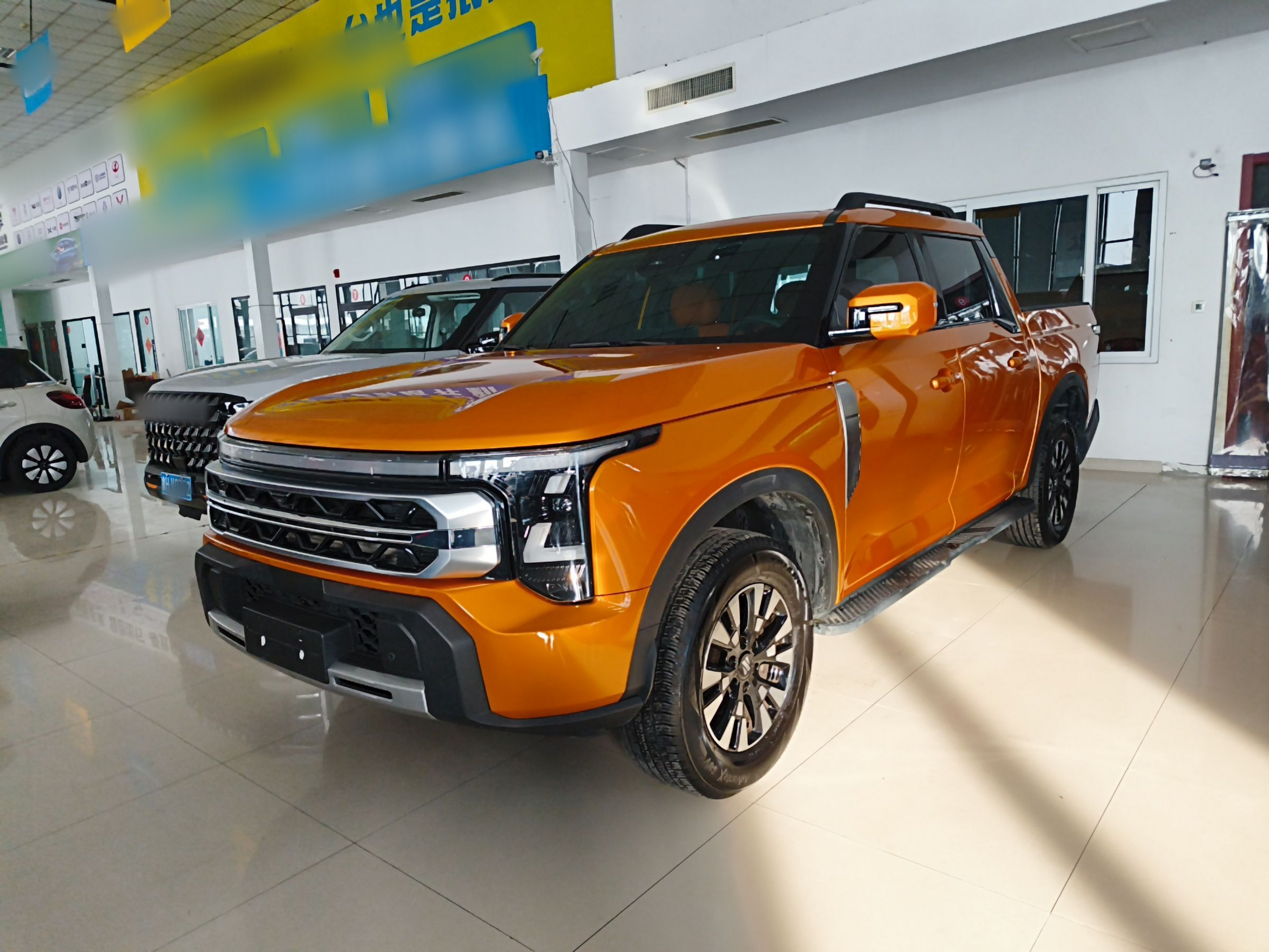 تحت مقدمة السيارة