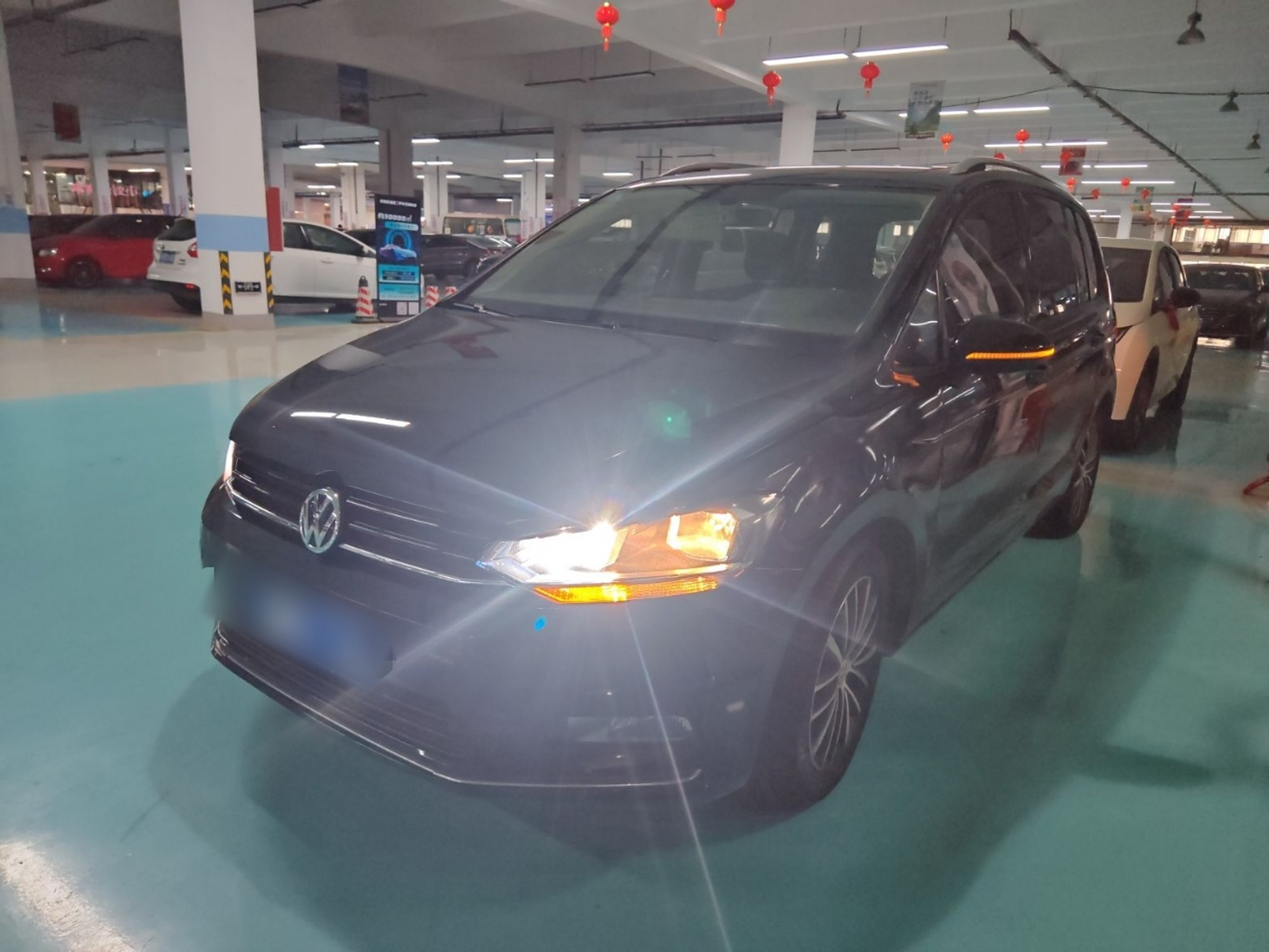 Под передней частью автомобиля