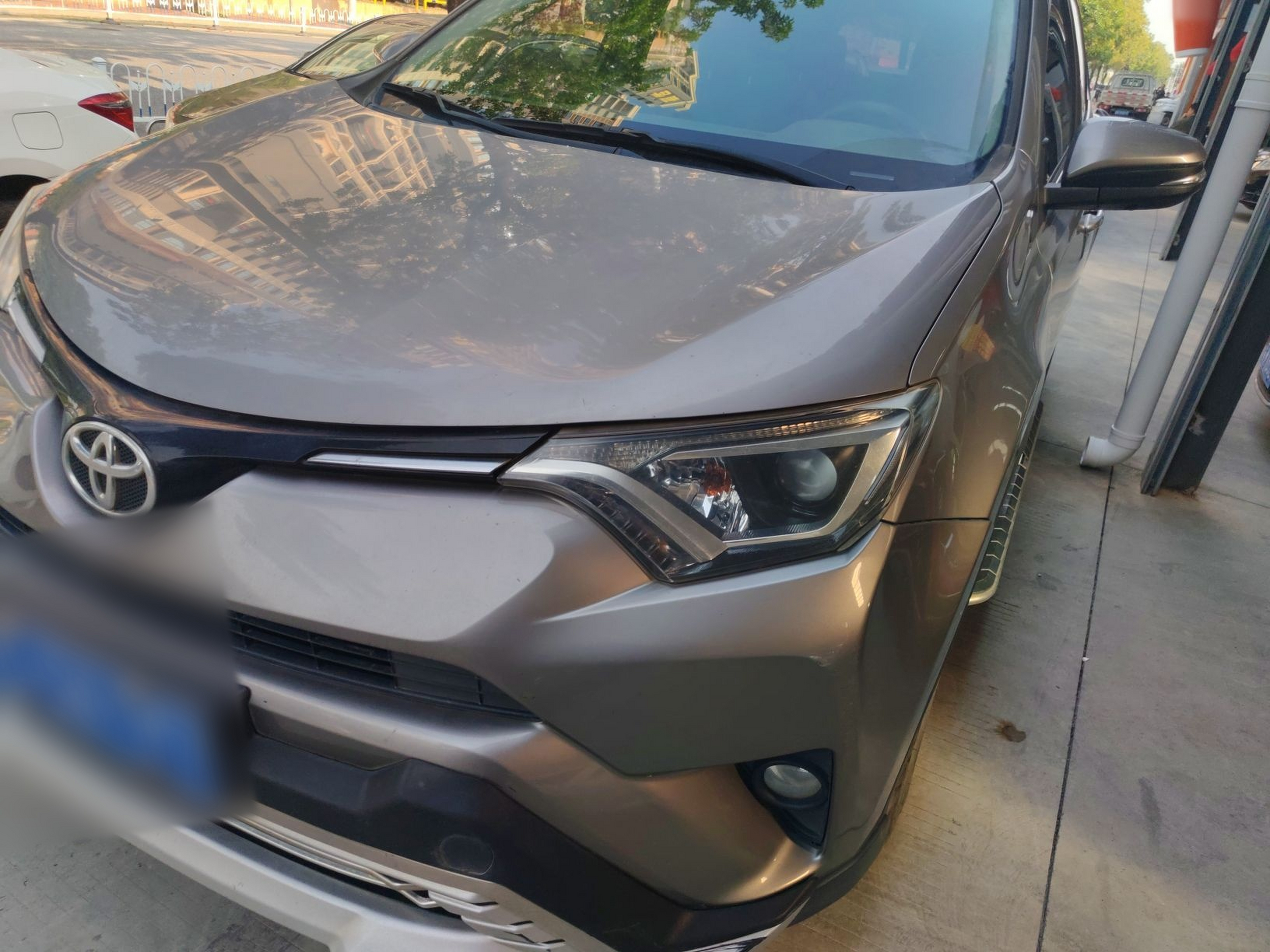 Под передней частью автомобиля