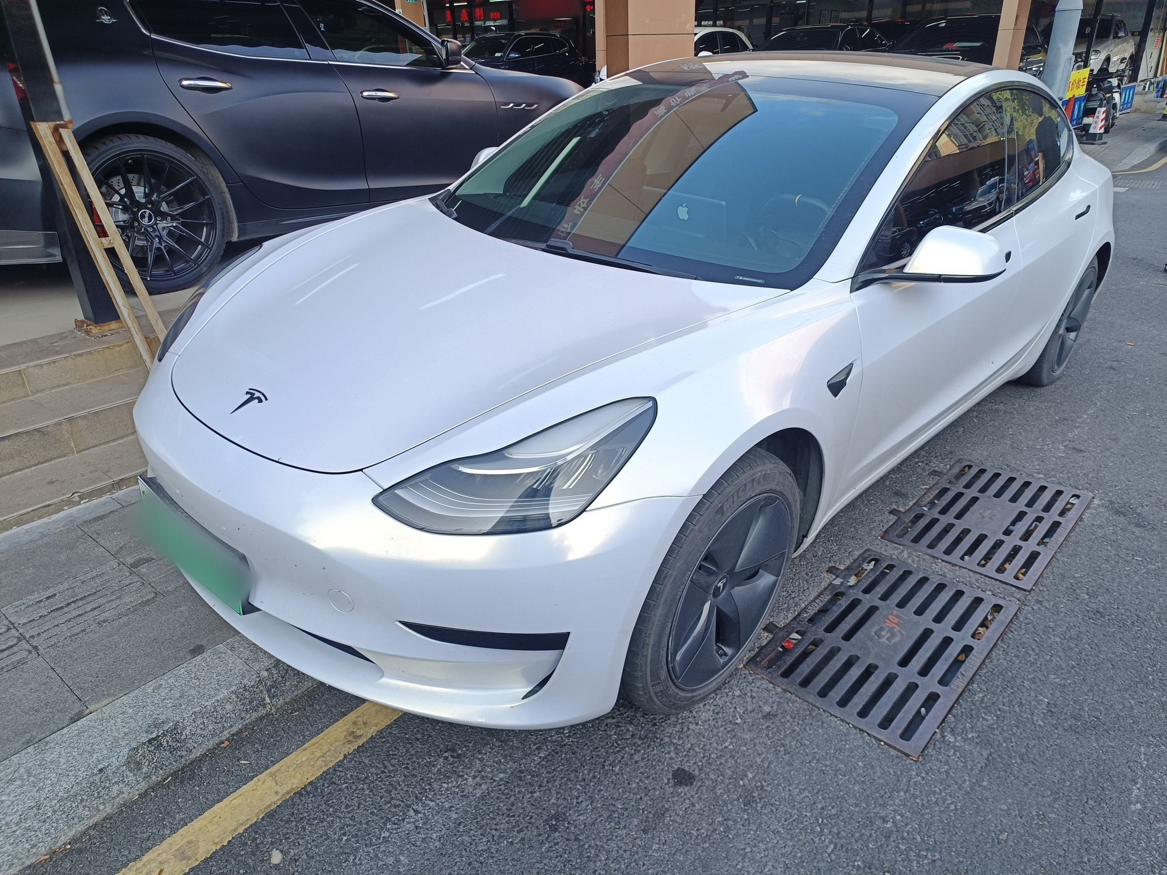 Под передней частью автомобиля