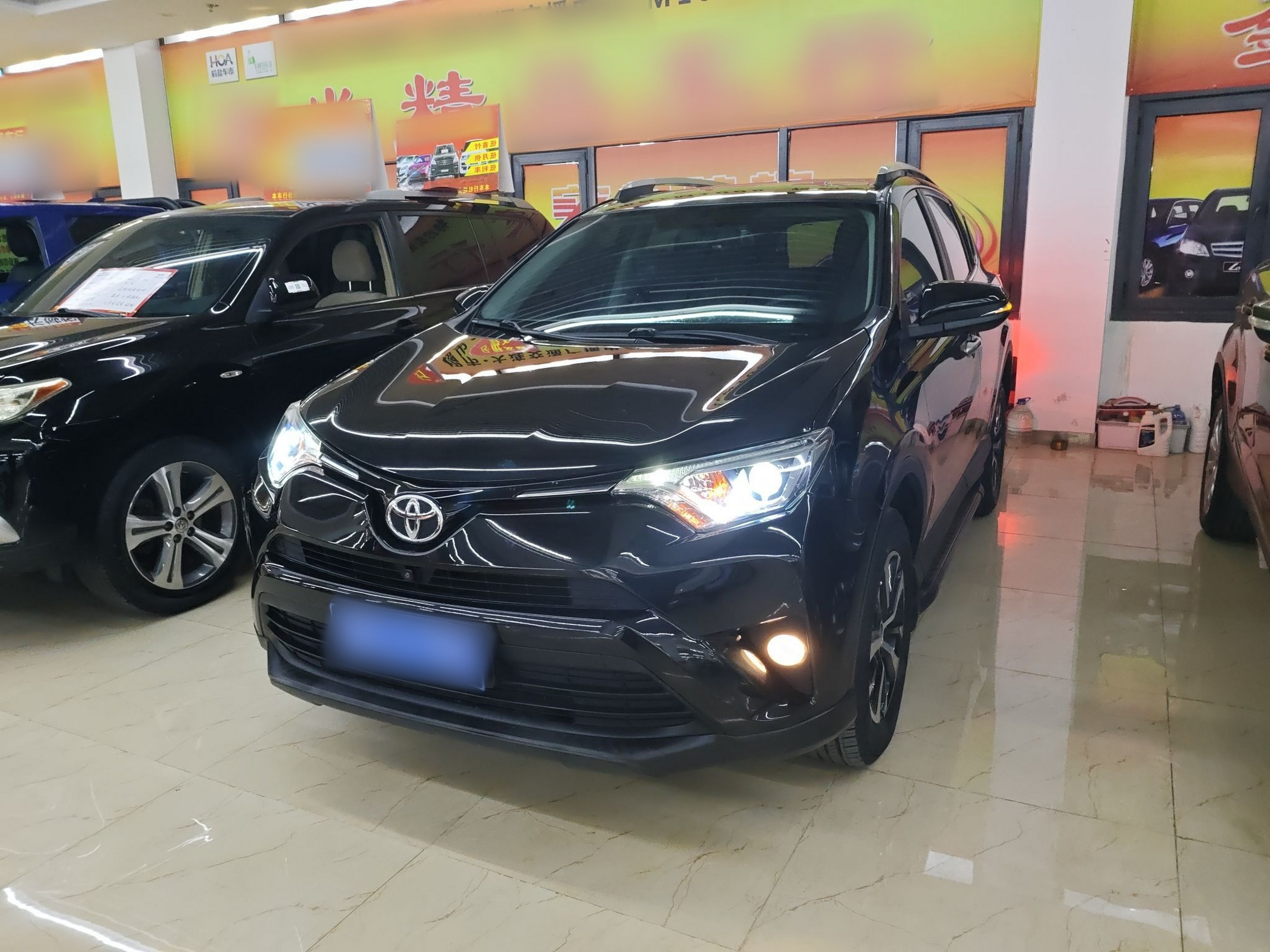 تحت مقدمة السيارة