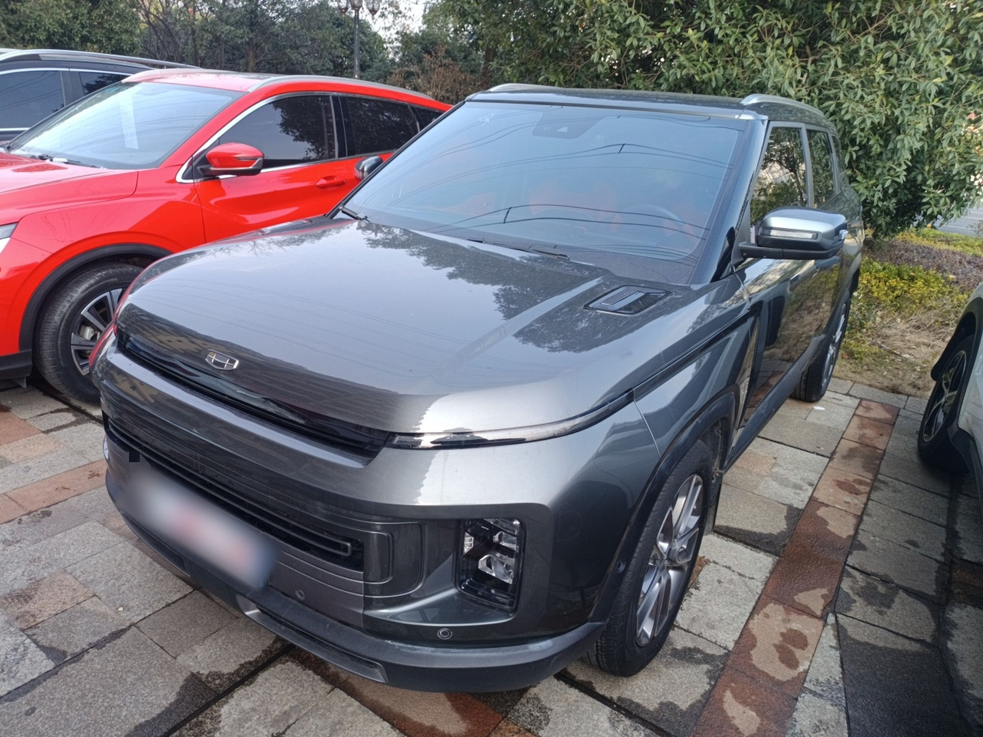 Под передней частью автомобиля