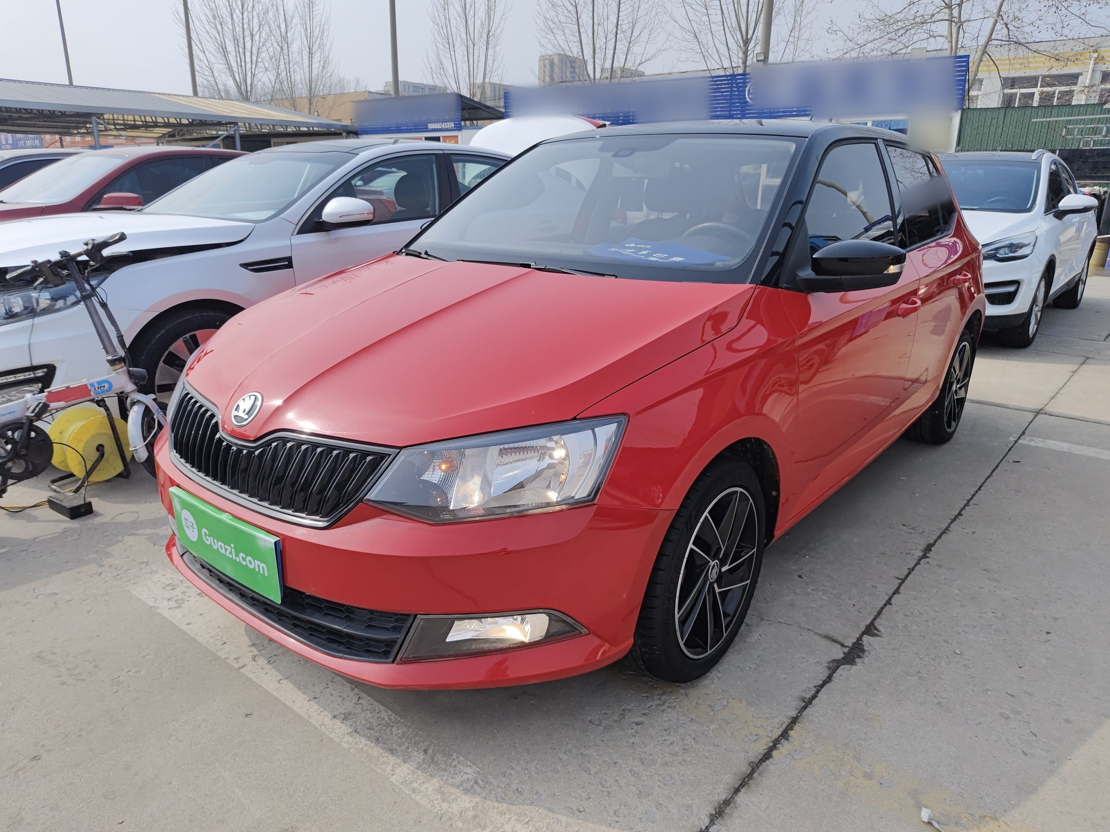 تحت مقدمة السيارة