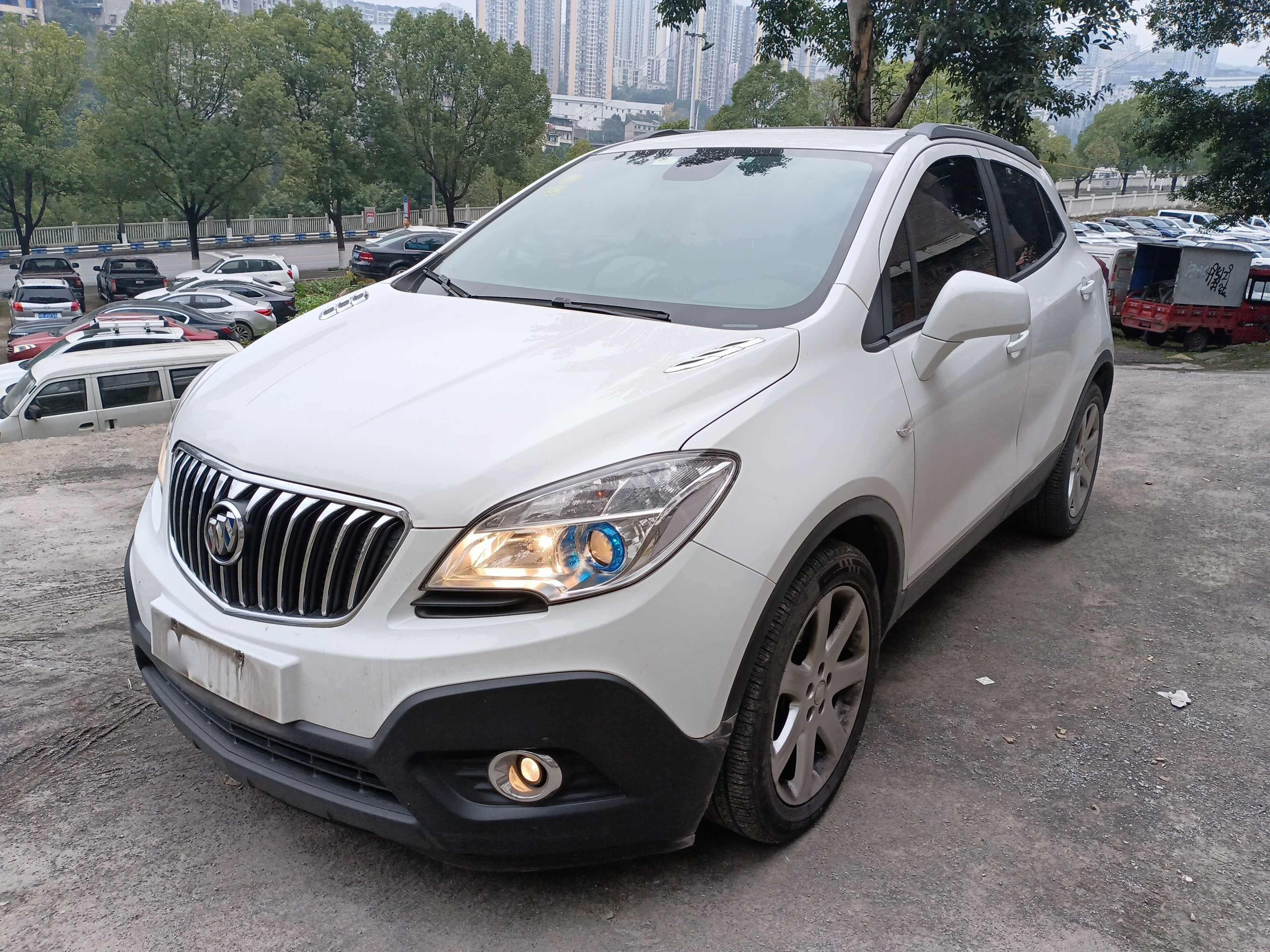 Под передней частью автомобиля