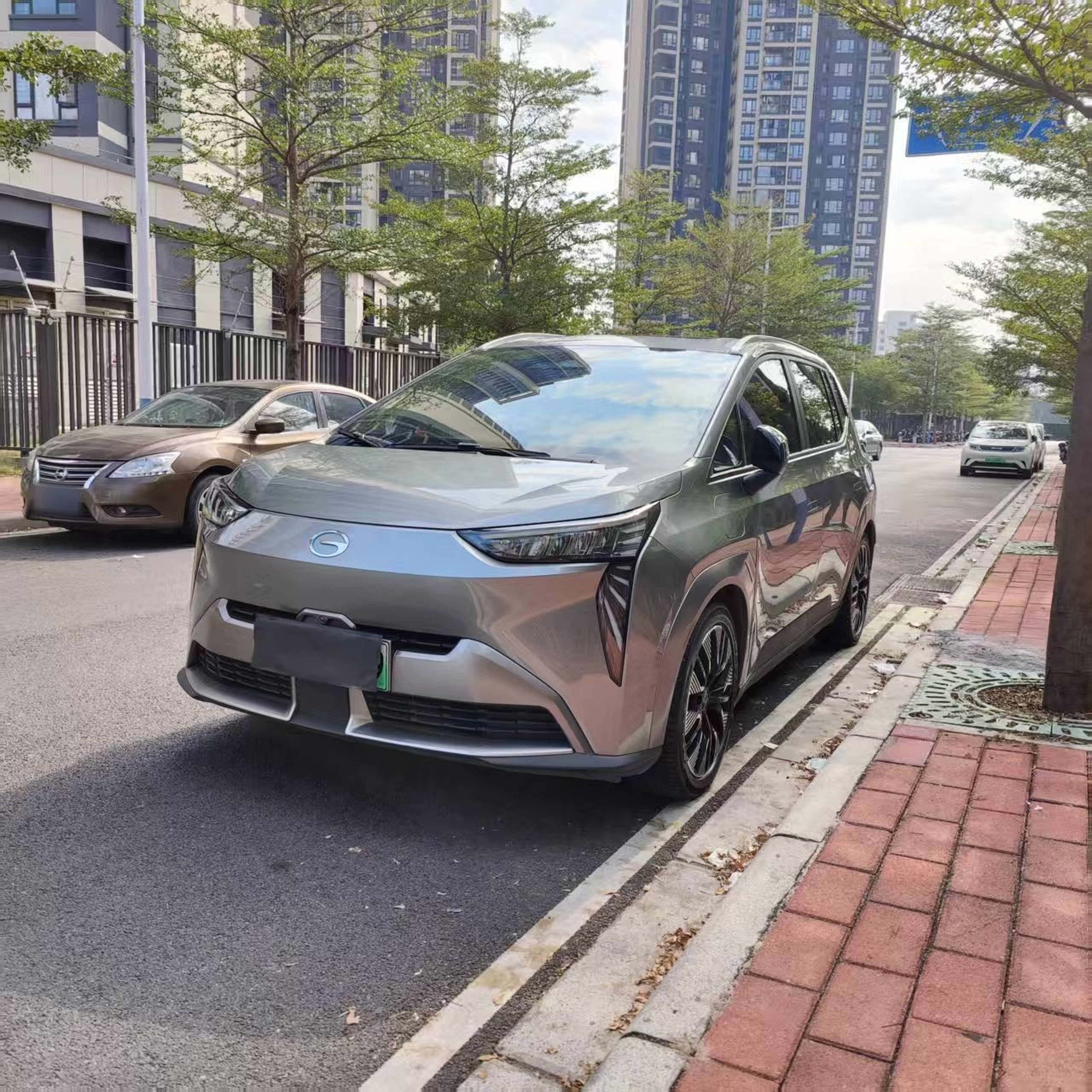 Под передней частью автомобиля