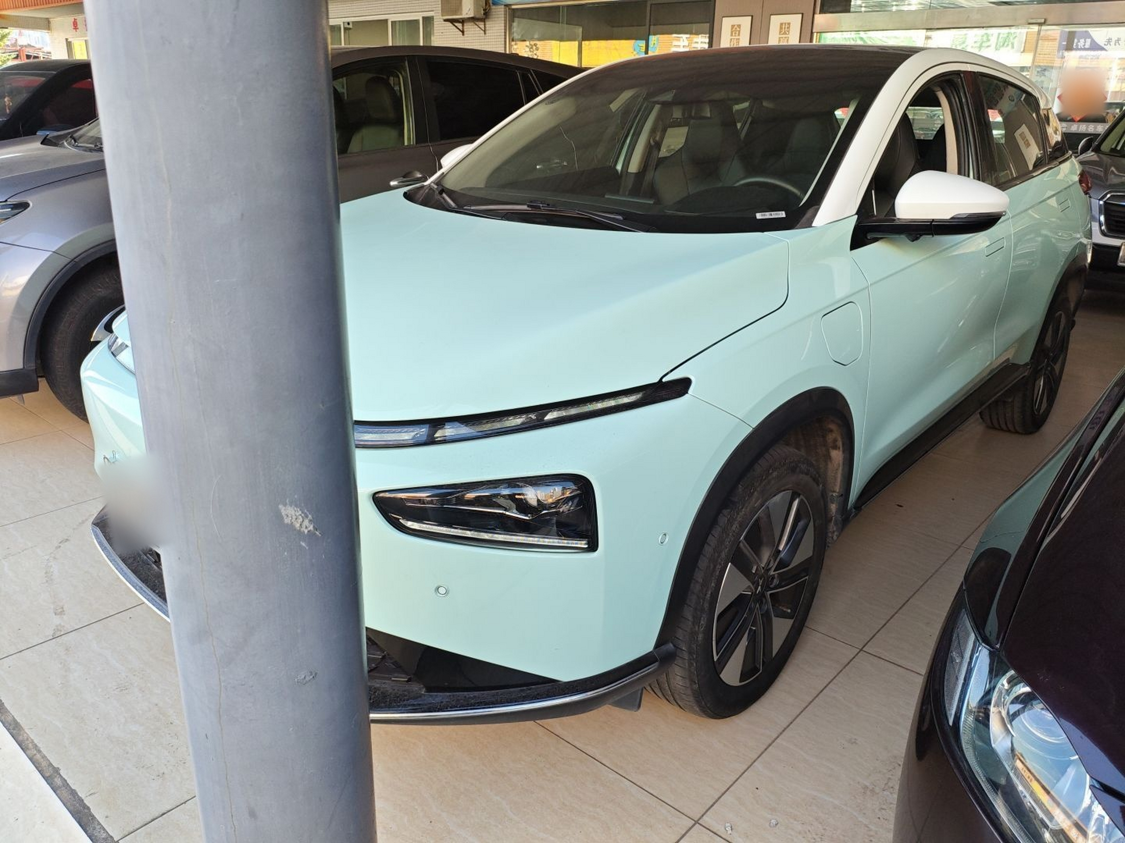 Под передней частью автомобиля