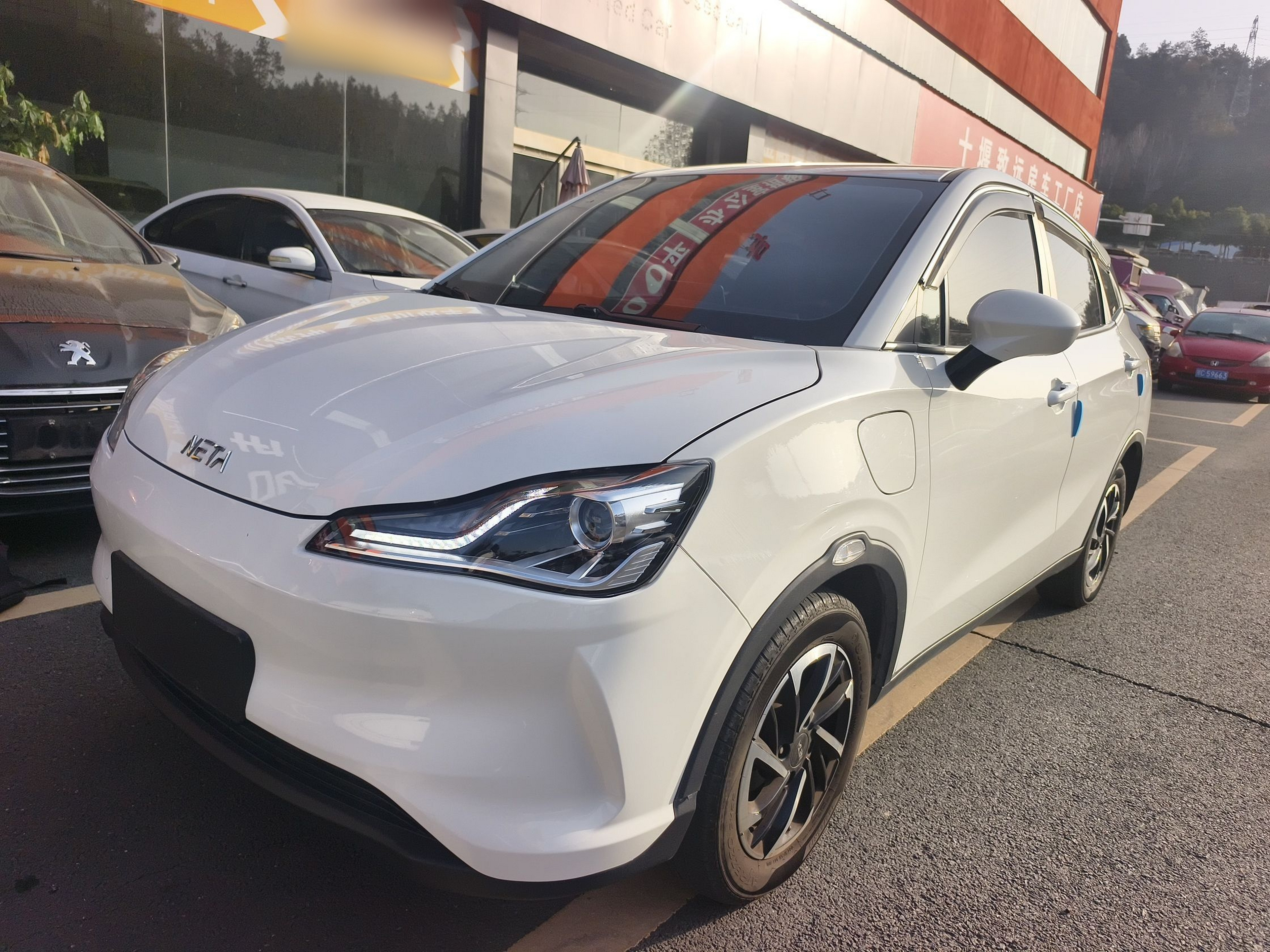 Под передней частью автомобиля