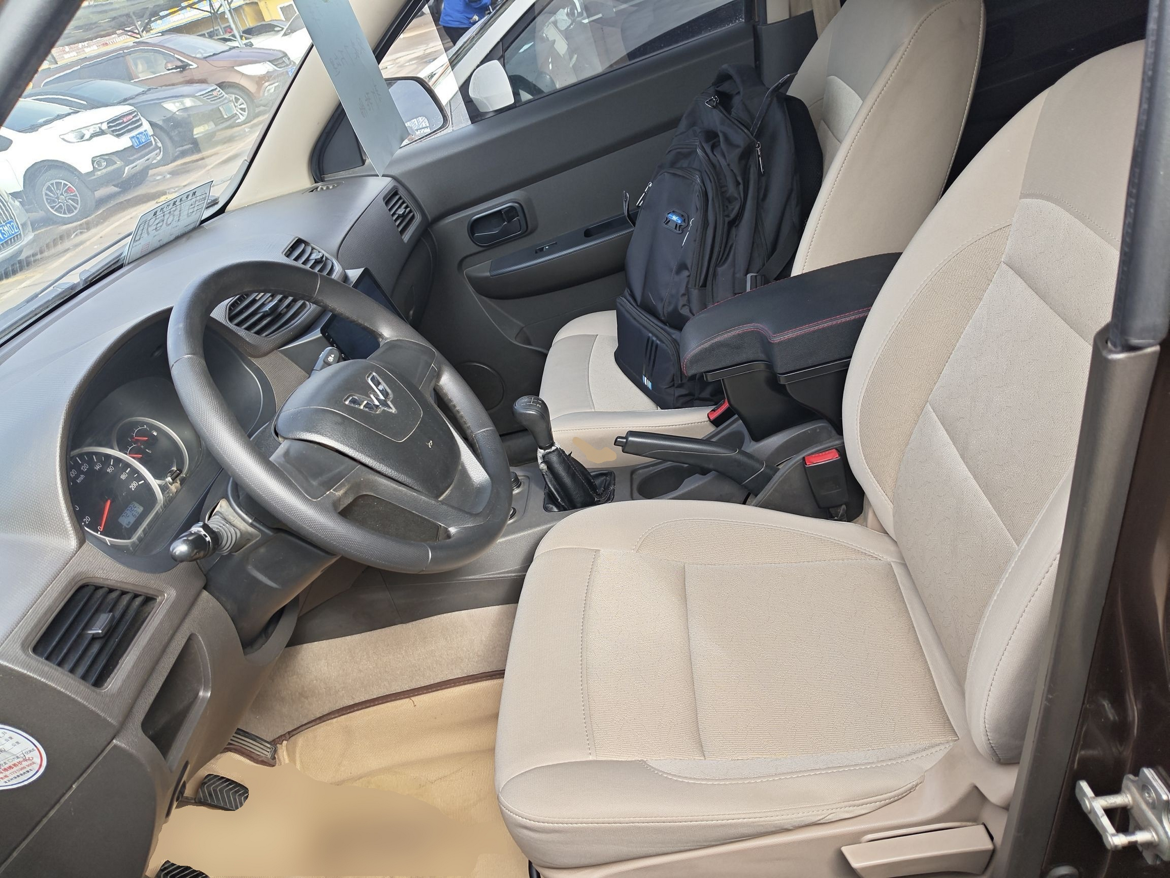 المقاعد الأمامية داخل السيارة