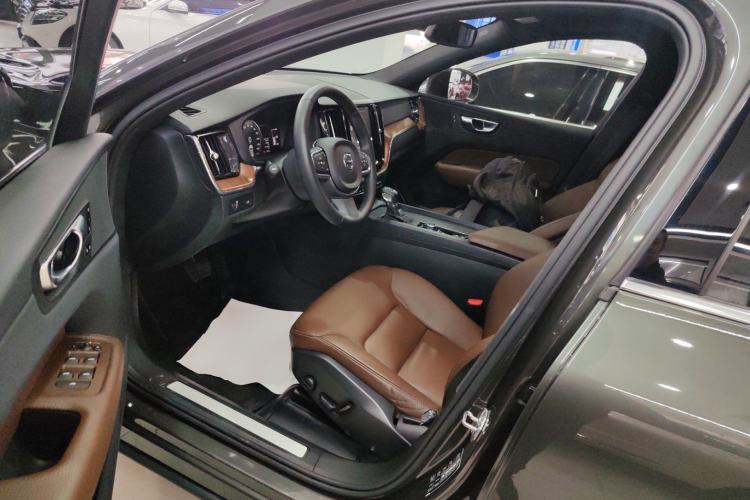 Used Volvo XC60 2021 T5 4x4 Smart Luxury Edition
