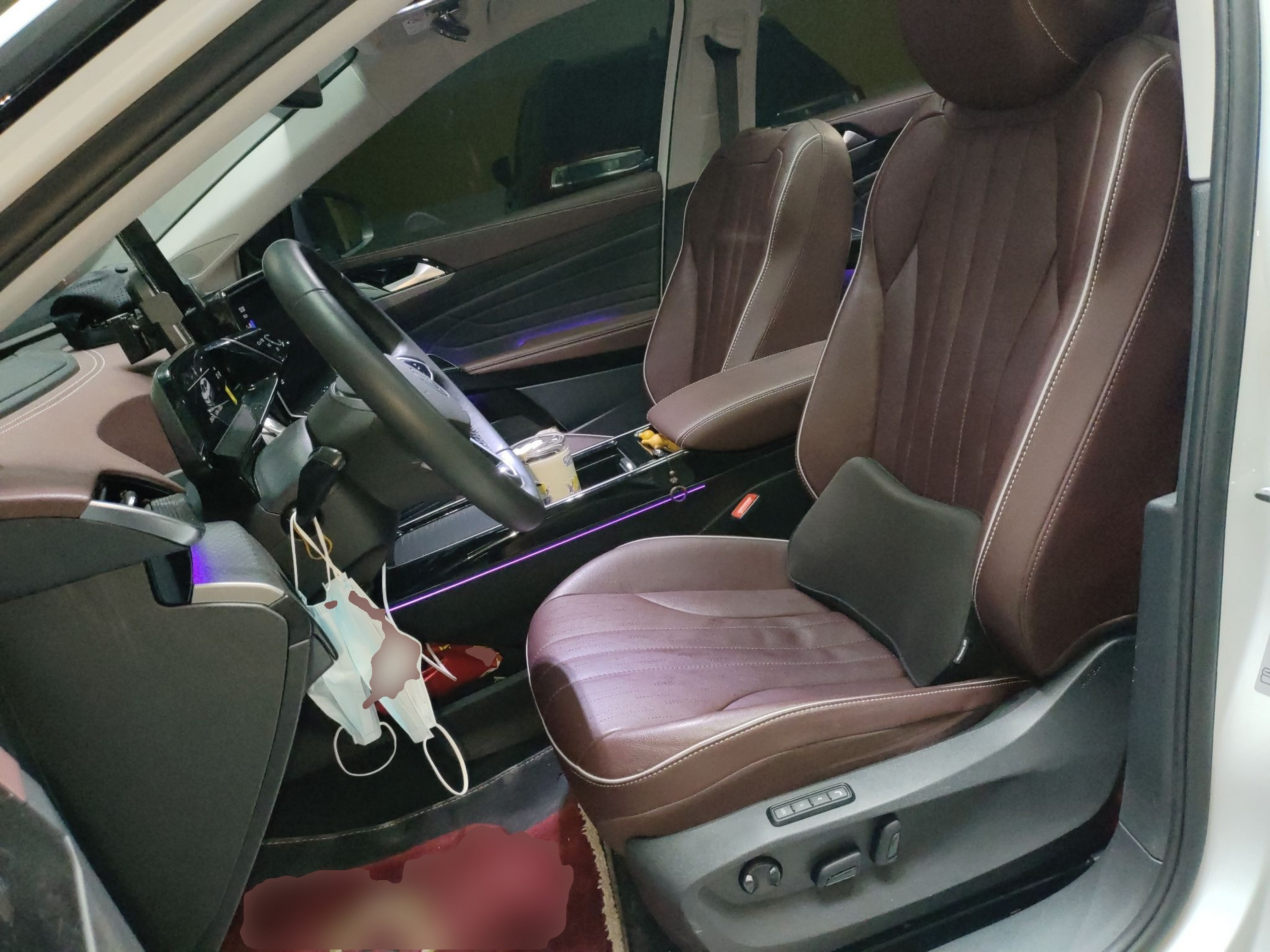 المقاعد الأمامية داخل السيارة