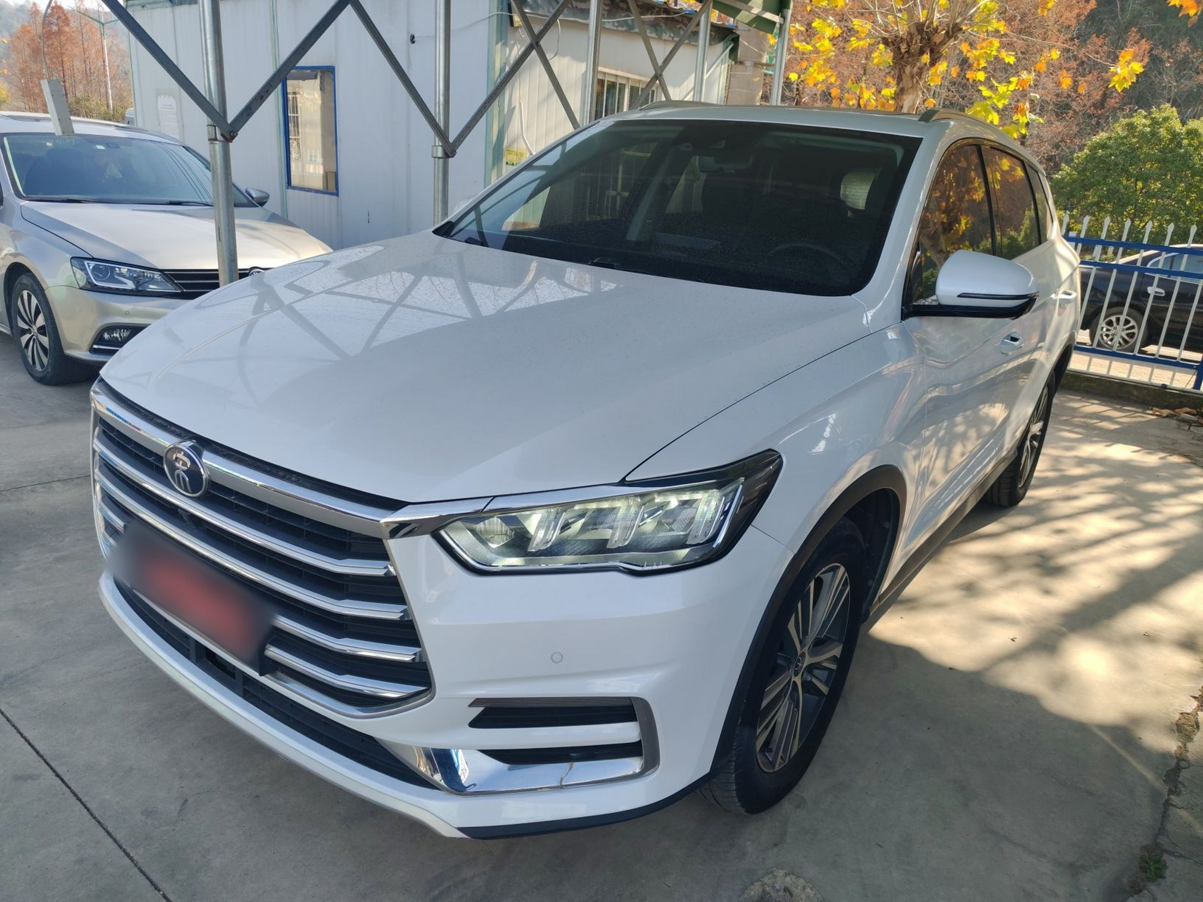 Под передней частью автомобиля