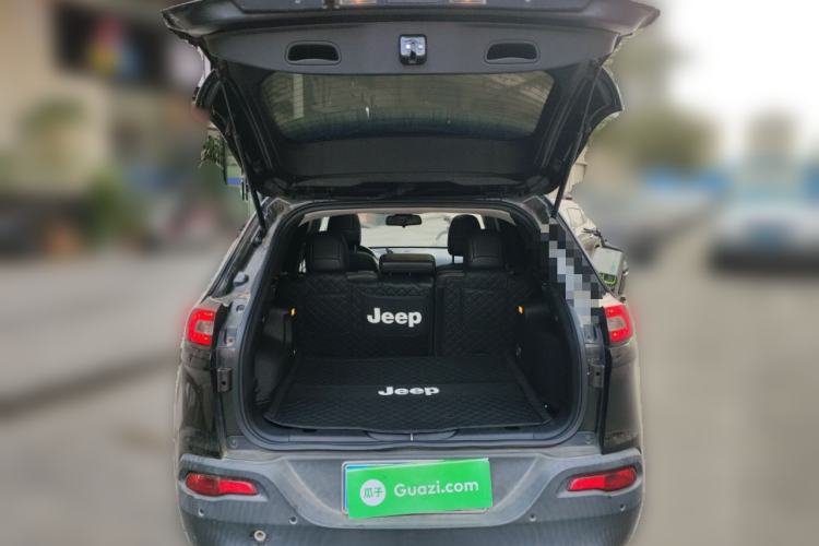 Used  Cherokee 2017 2.4L Leading Smart Edition