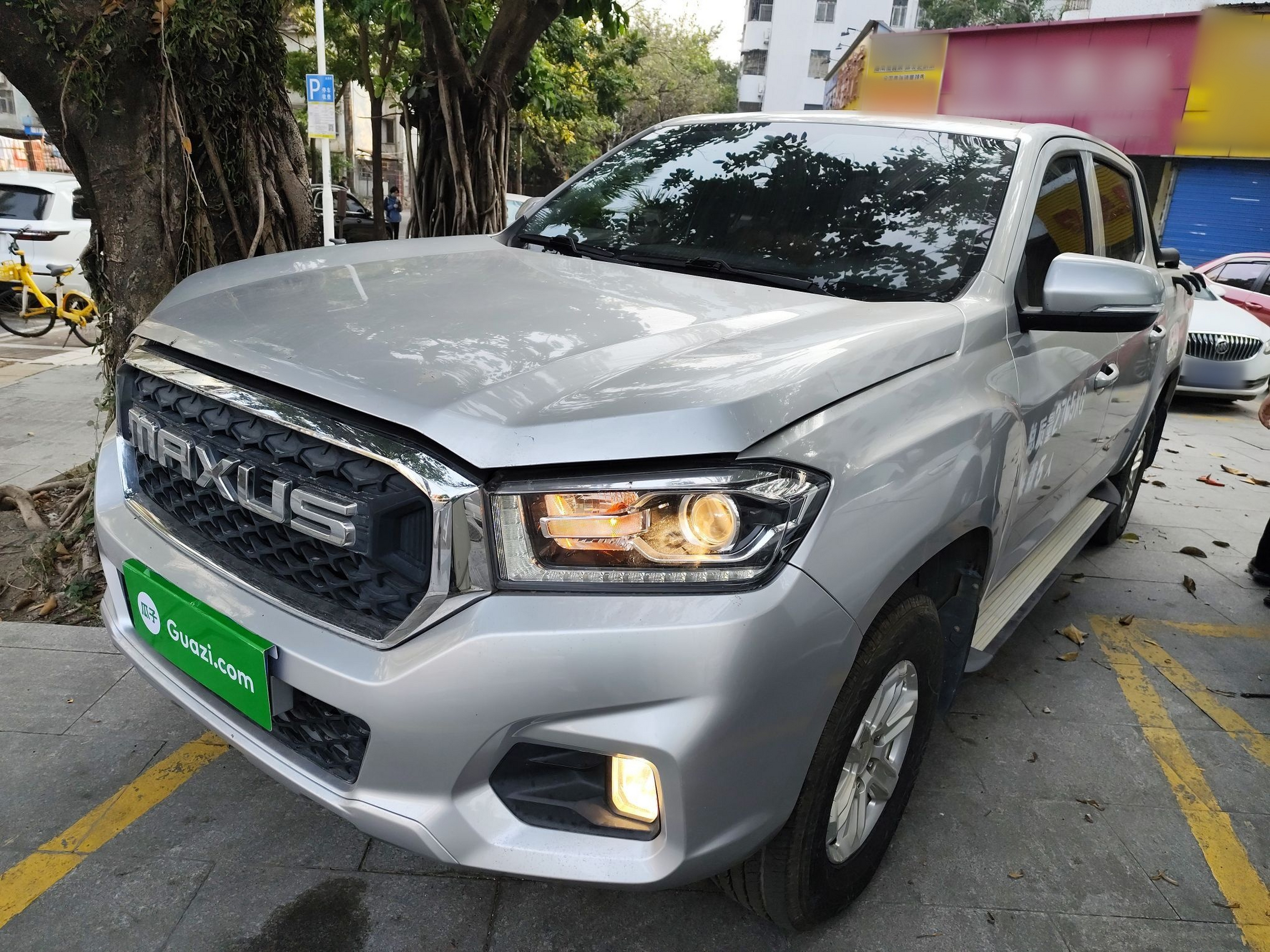 Под передней частью автомобиля