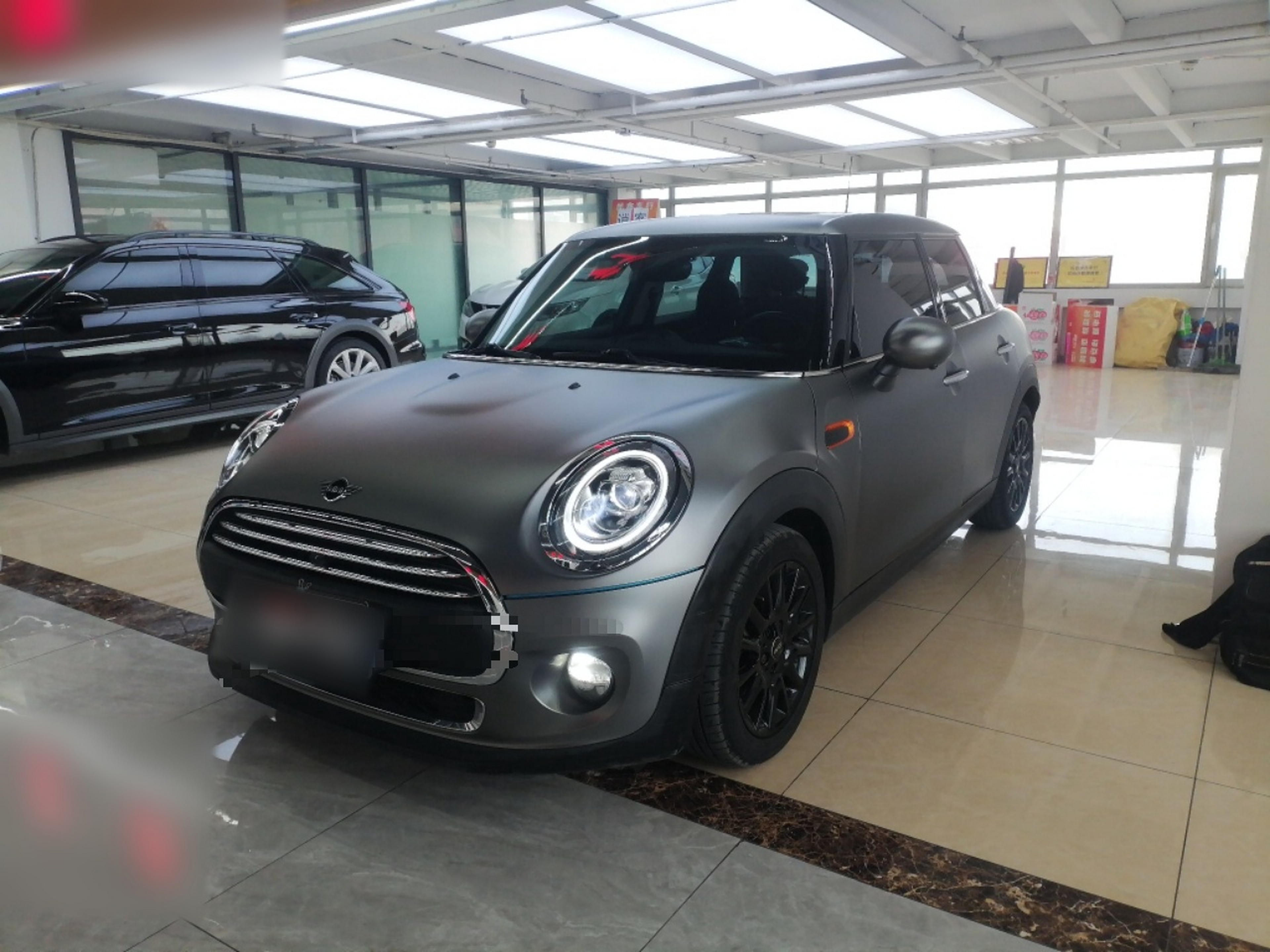 تحت مقدمة السيارة