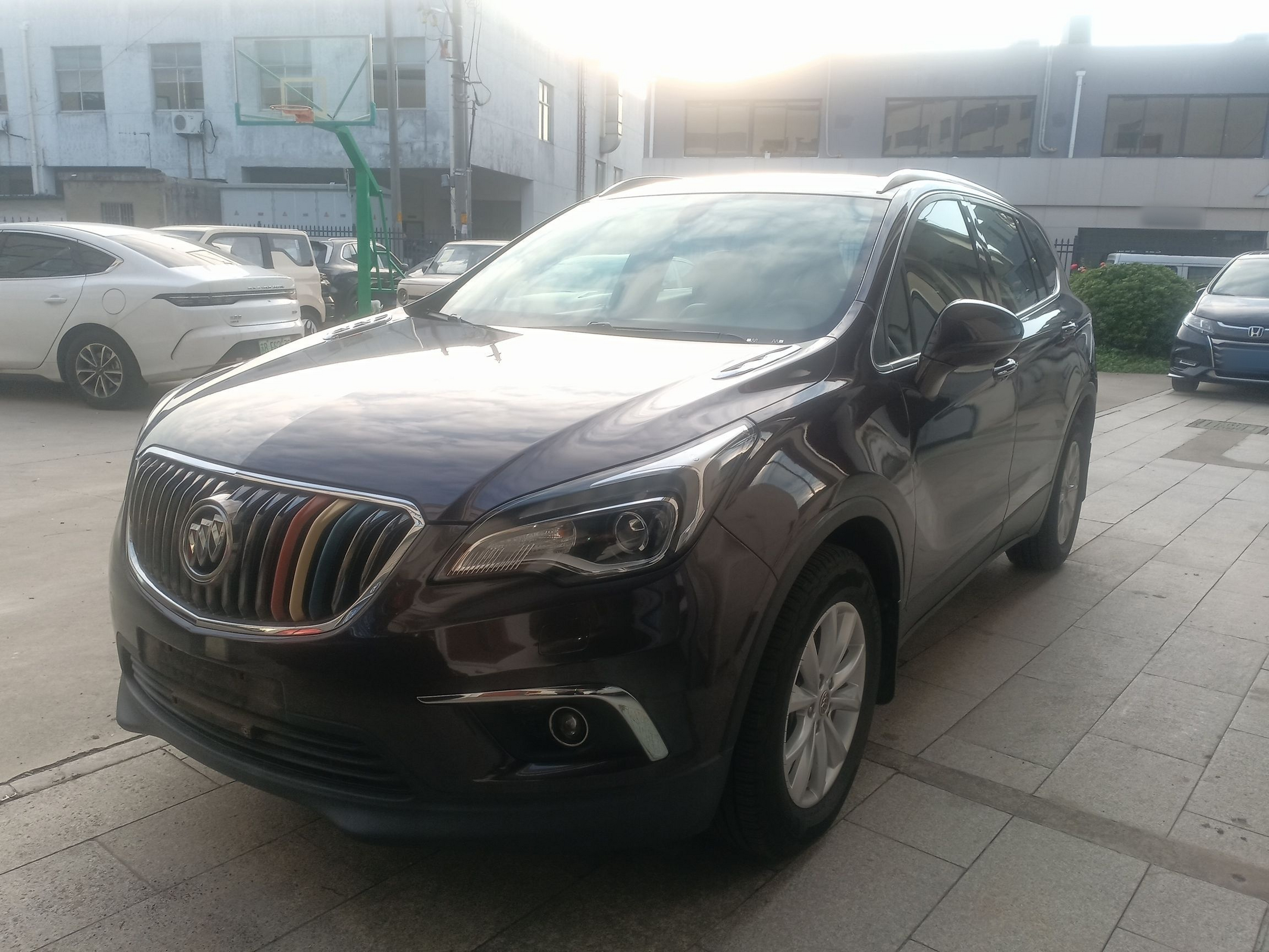 تحت مقدمة السيارة