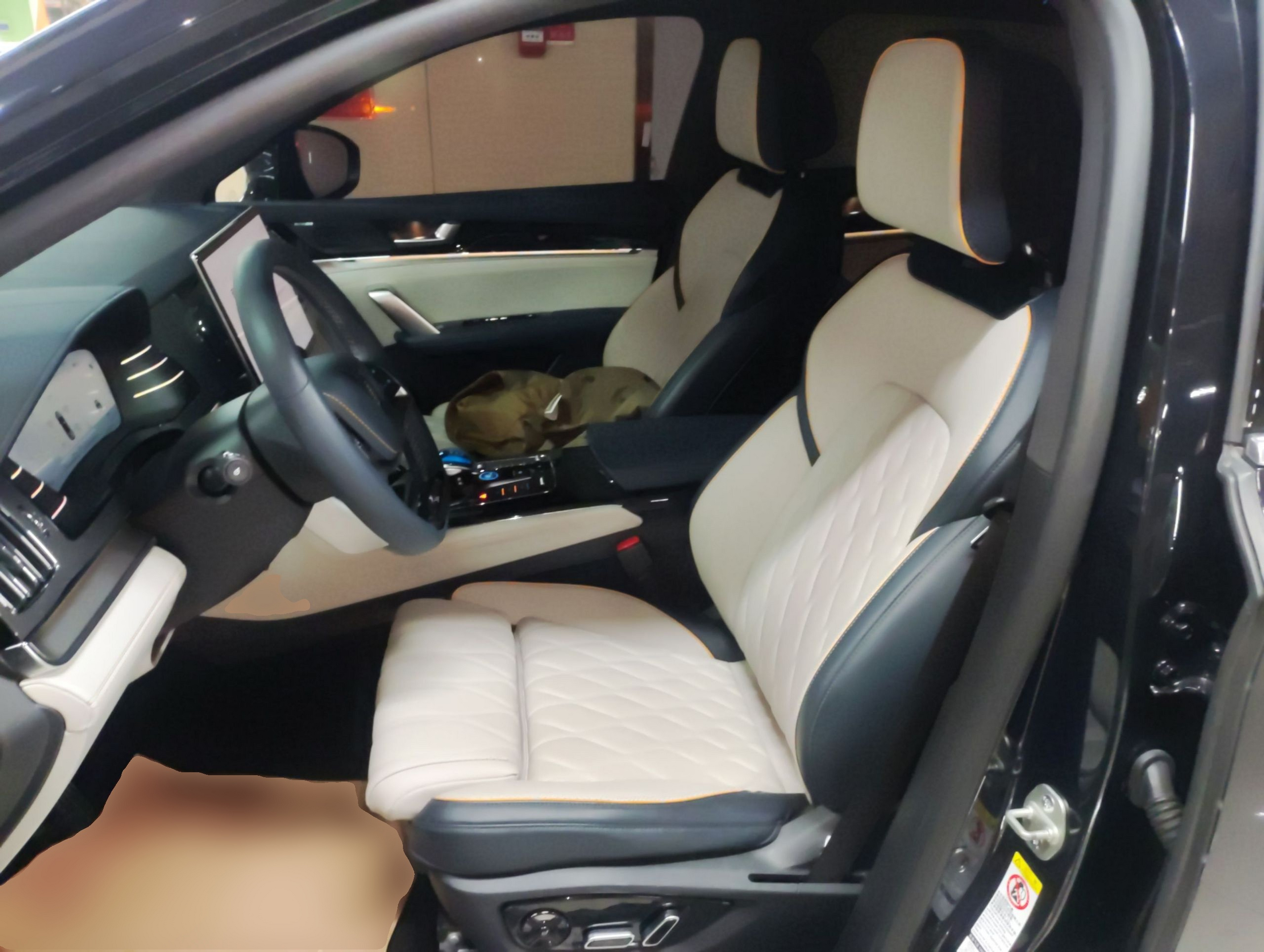 المقاعد الأمامية داخل السيارة