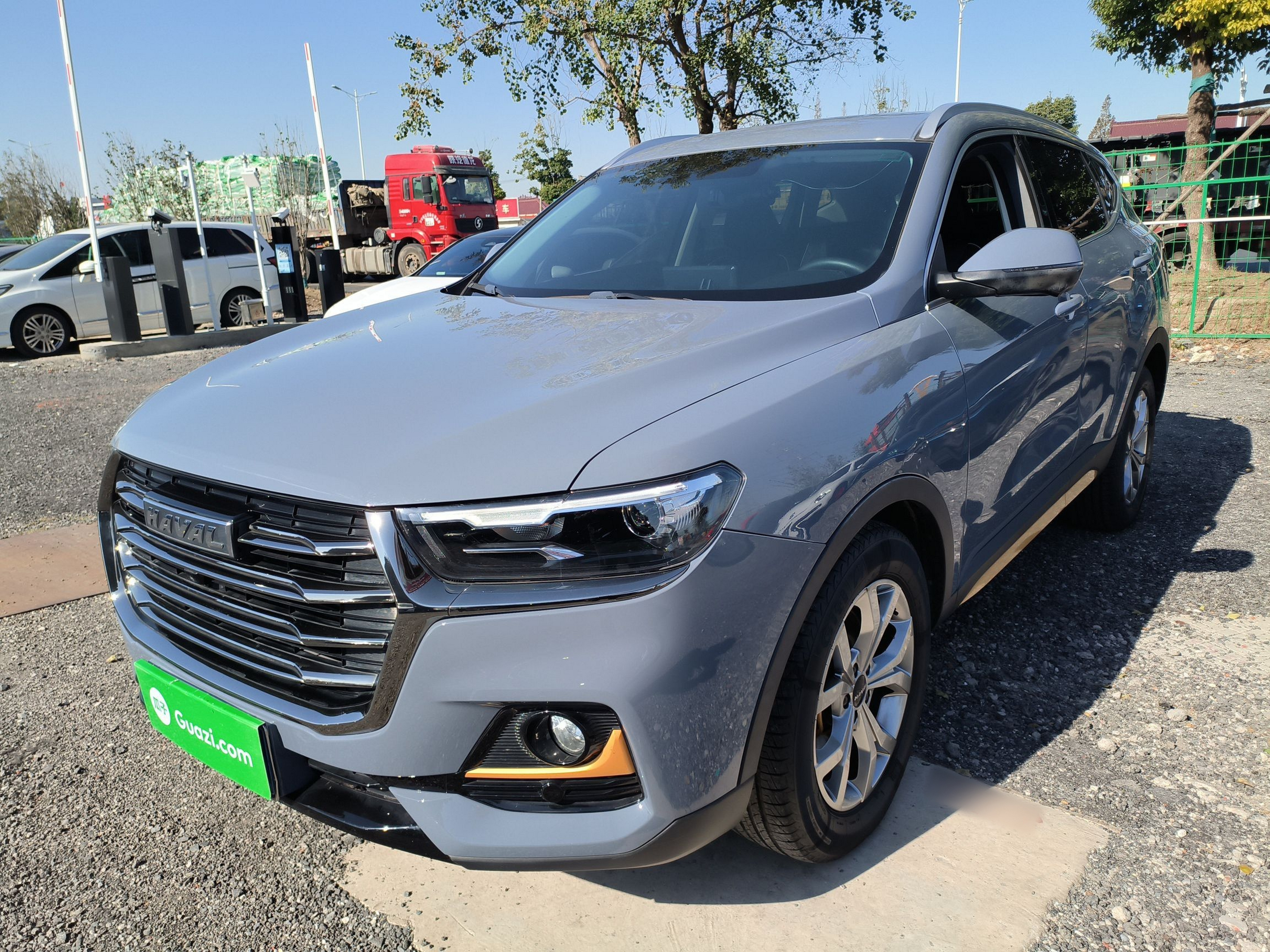 Под передней частью автомобиля