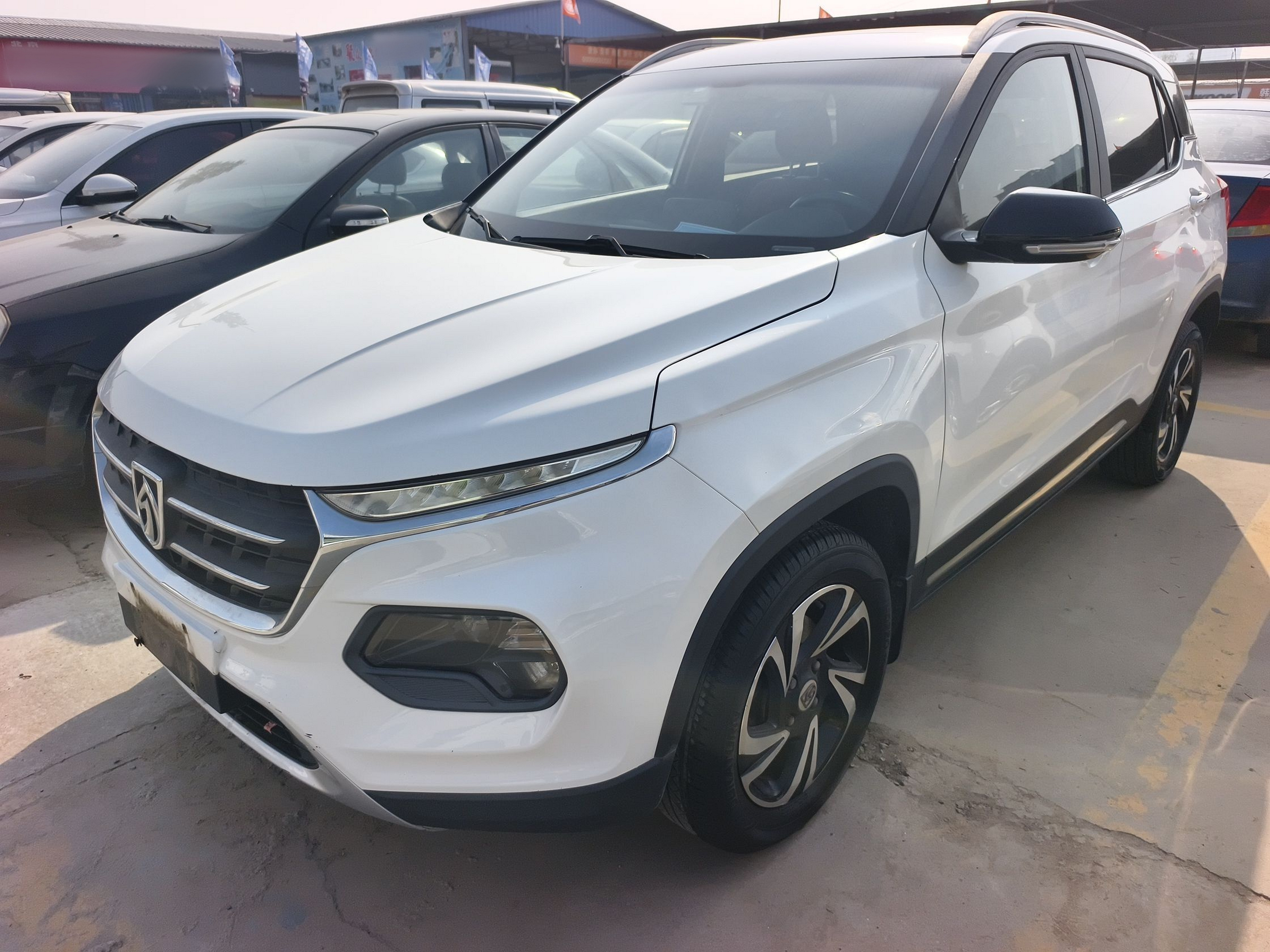 تحت مقدمة السيارة