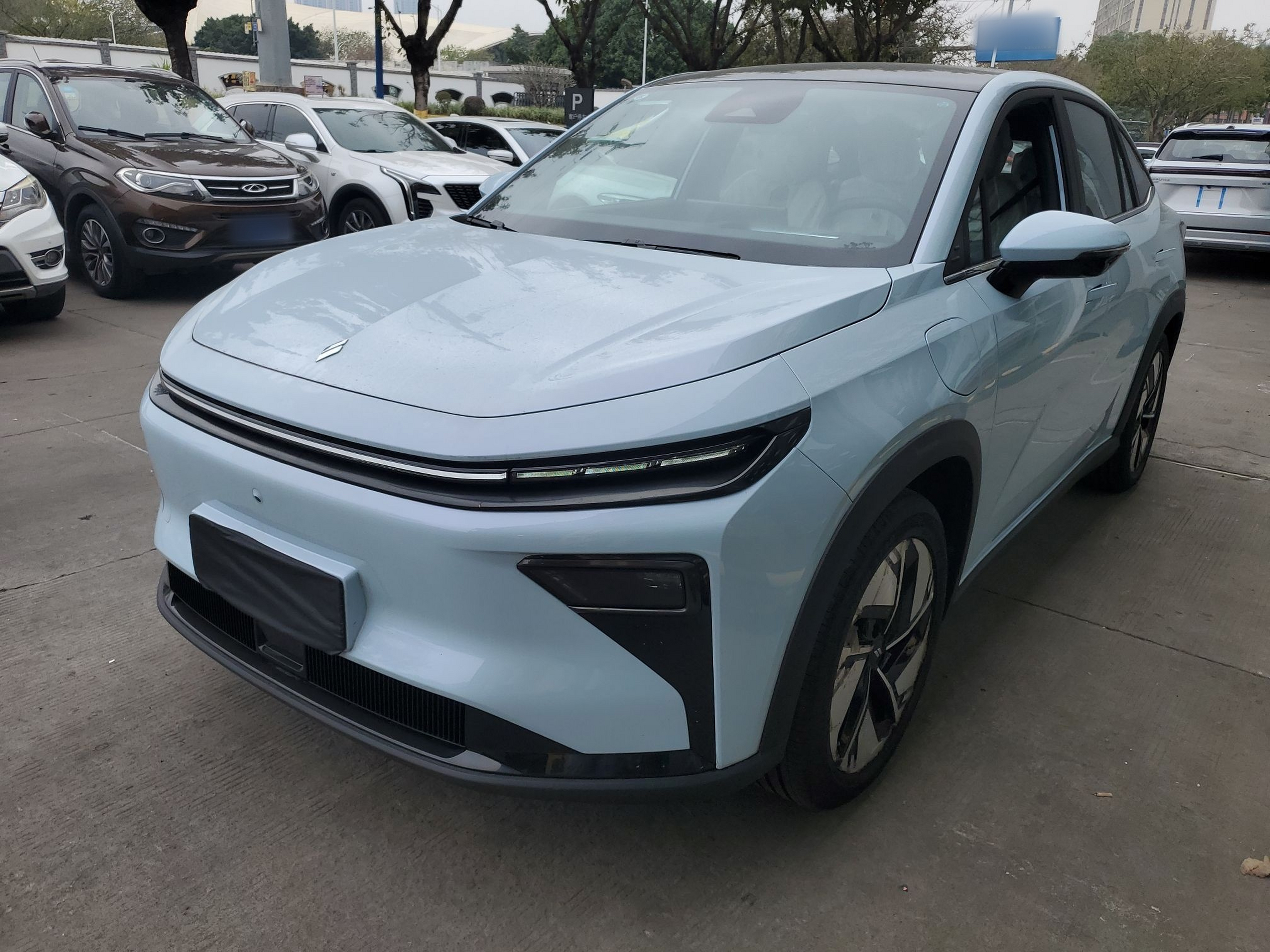 Под передней частью автомобиля