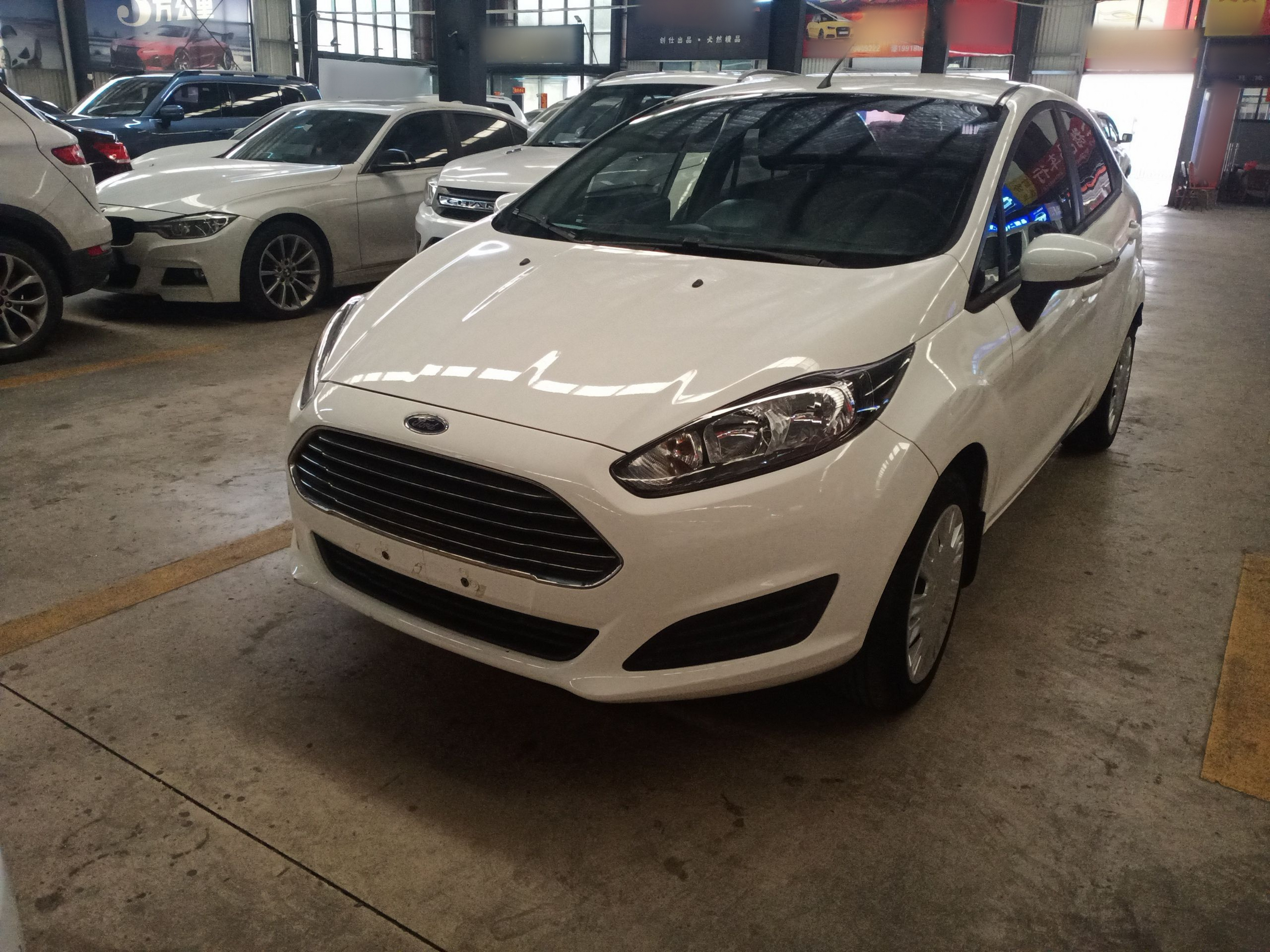 تحت مقدمة السيارة