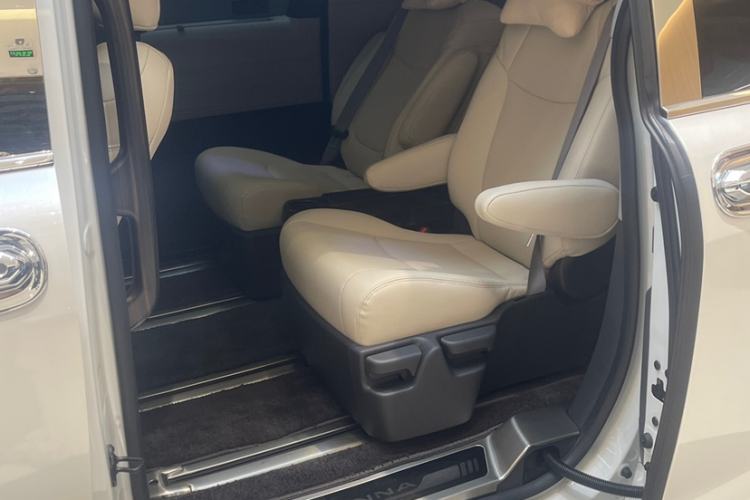 Used Toyota Sienna 2023 2.5L Hybrid Comfort Edition
