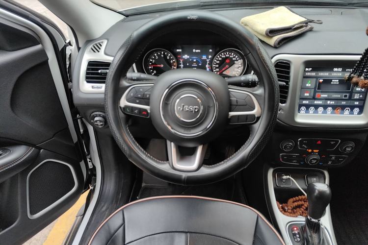 Used  Compass 2017 200T Automatic Family Edition
