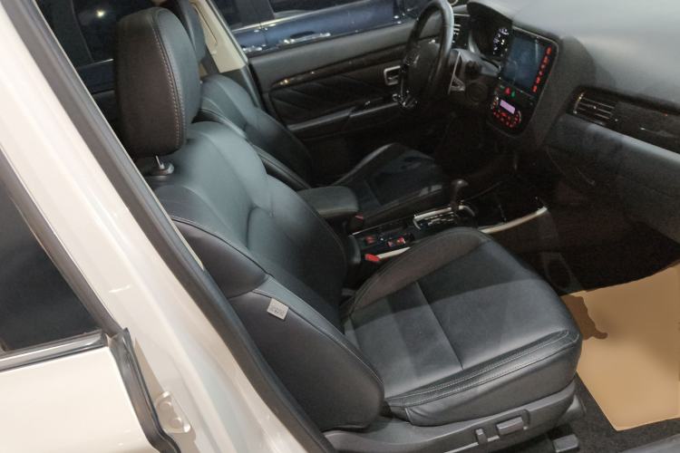 Used Mitsubishi Outlander 2019 2.4L Two-Wheel Drive ZhiXing Version 5 Seats China V Emission Standard
