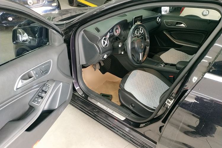 Used Mercedes-Benz A-Class (Import) 2015 A 200 Fashion Model
