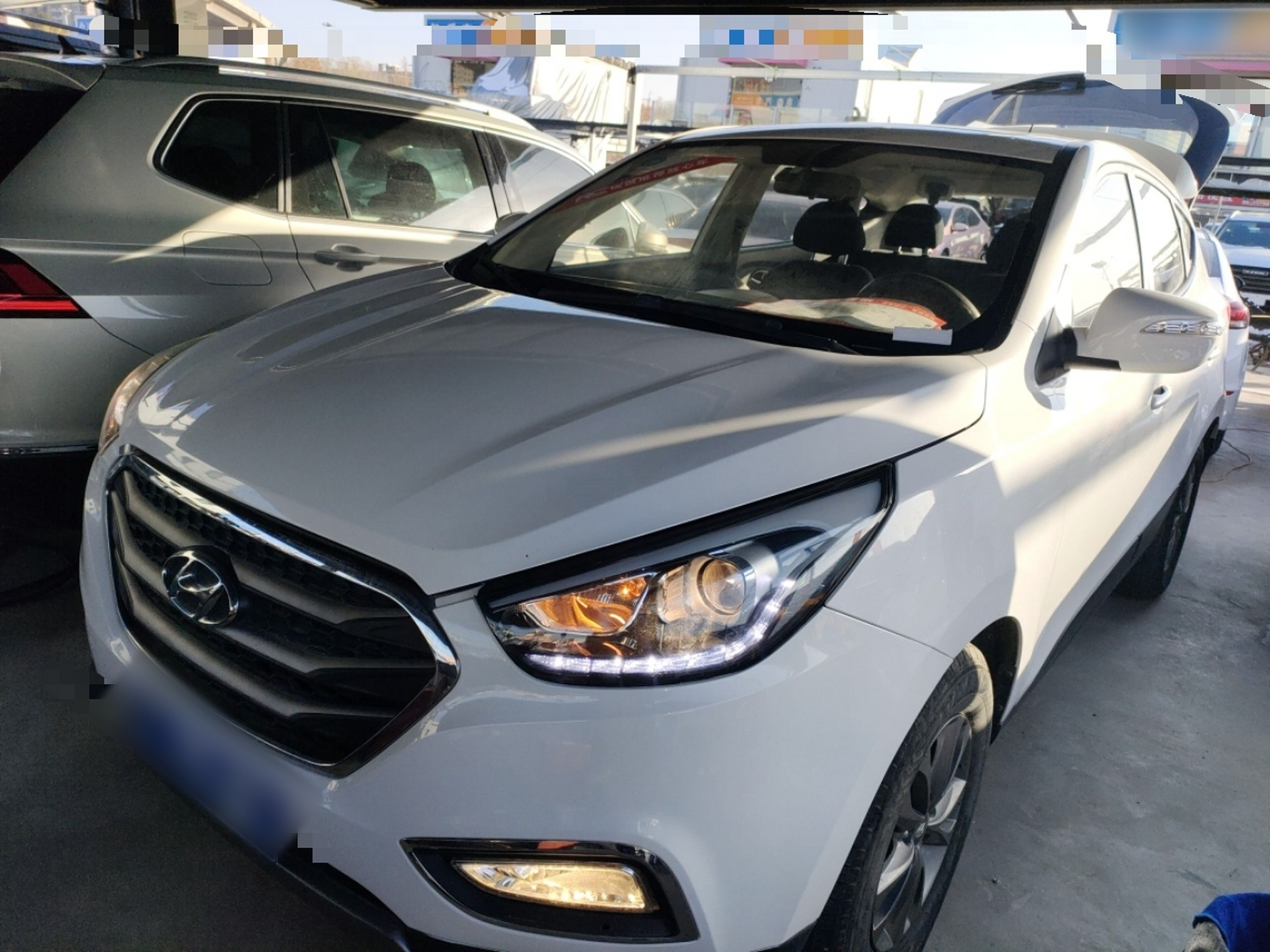 تحت مقدمة السيارة