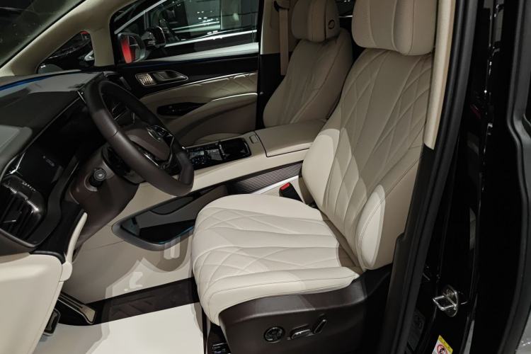 Used Denza D9 2025 DM-i Intelligent Drive 1020 Four-Wheel Drive Flagship Model